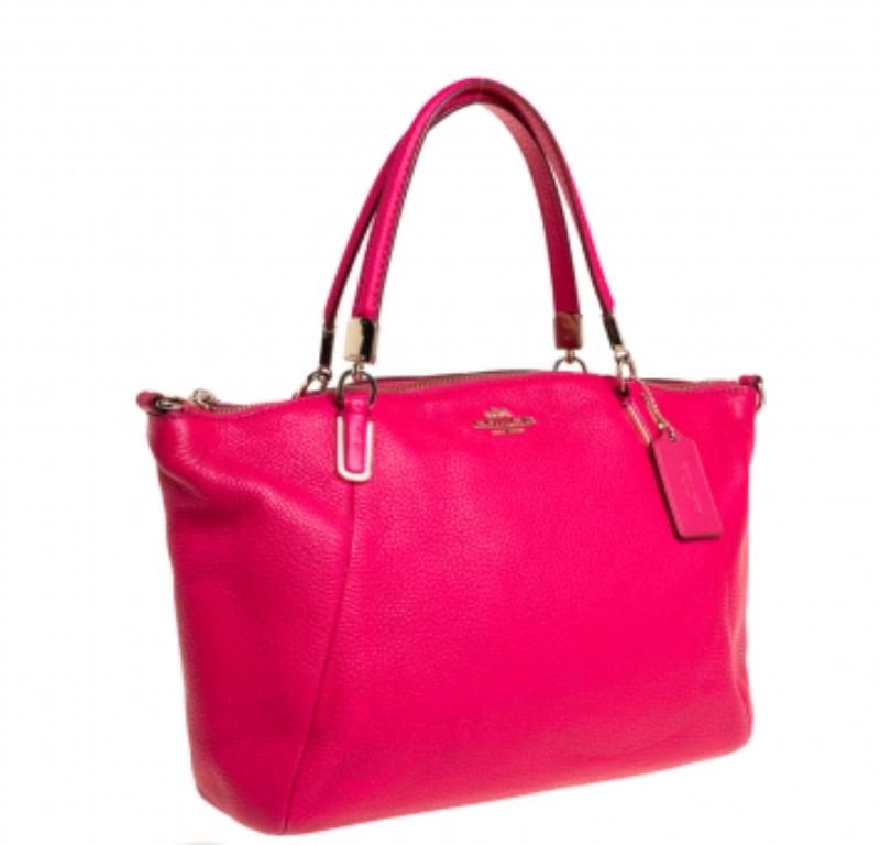Smart and built for everyday use, this Kelsey satchel is a Coach creation. It has been crafted from leather and styled with a gold-tone brand logo detailing on the front and dual top handles. It has a top zipper that opens to a well-sized interior