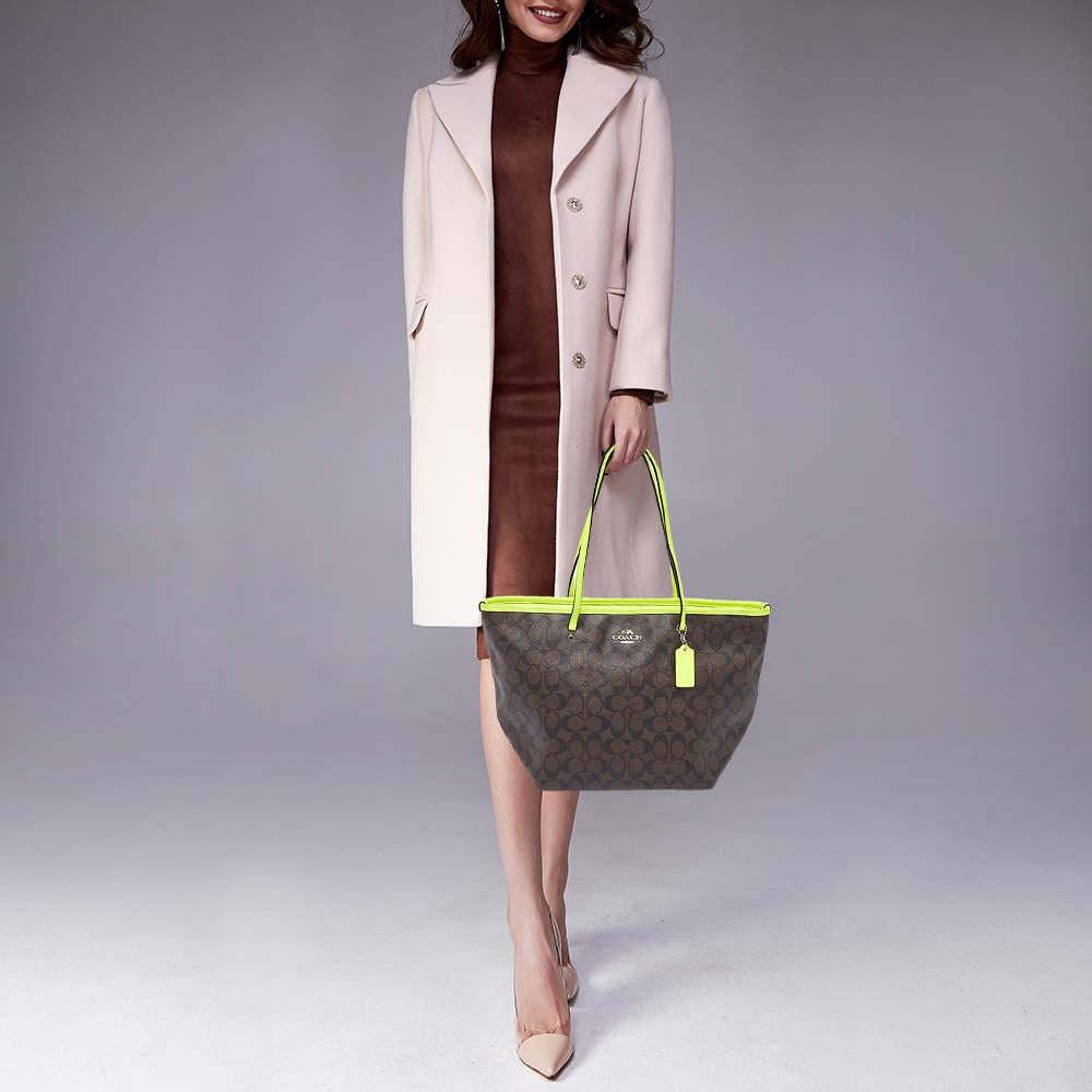 This Coach tote is an example of the brands fine designs that are skillfully crafted to project a classic charm. It is a functional creation with an elevating appeal.
