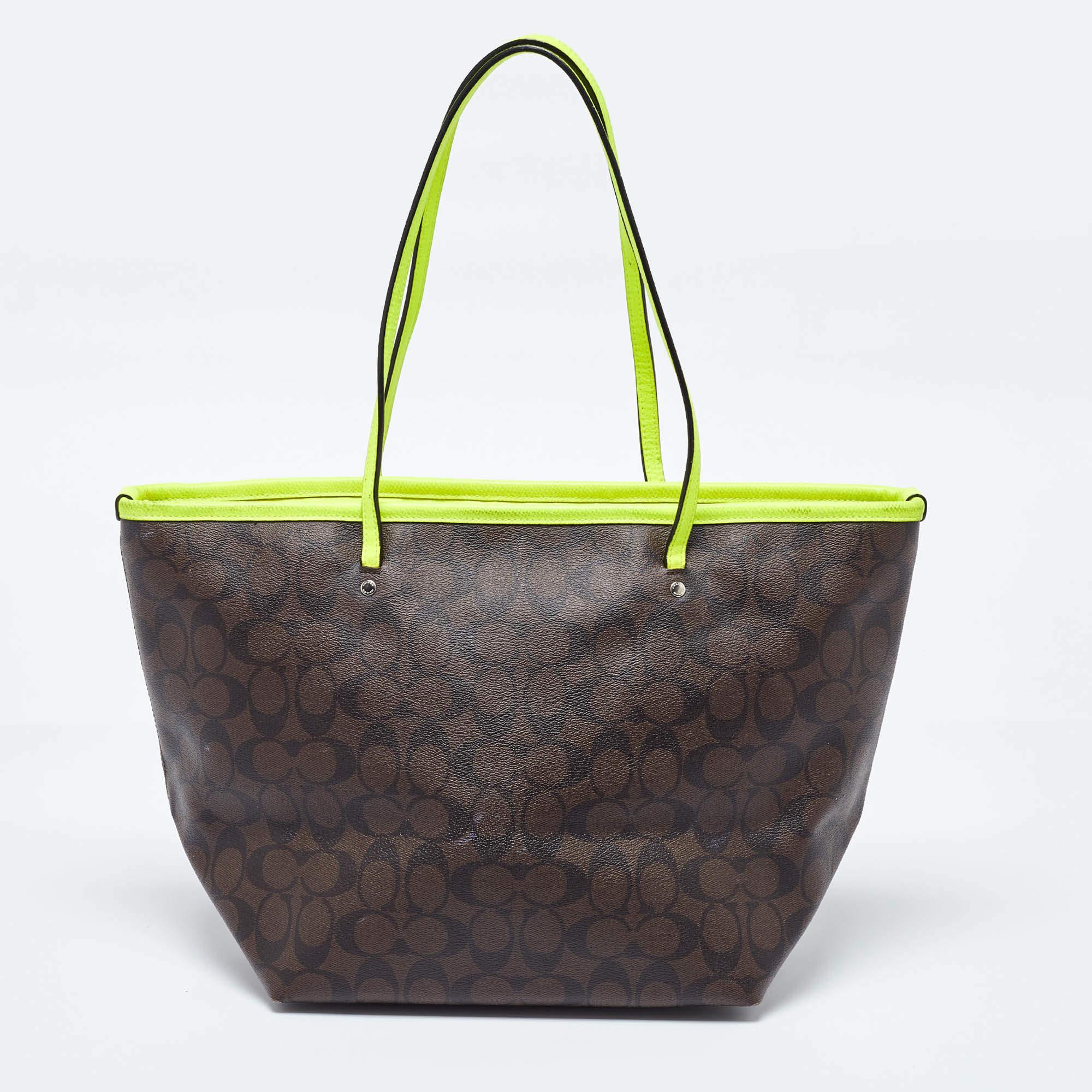 Coach Green/Brown Signature Coated Canvas and Leather Street Zip Tote In Fair Condition In Dubai, Al Qouz 2