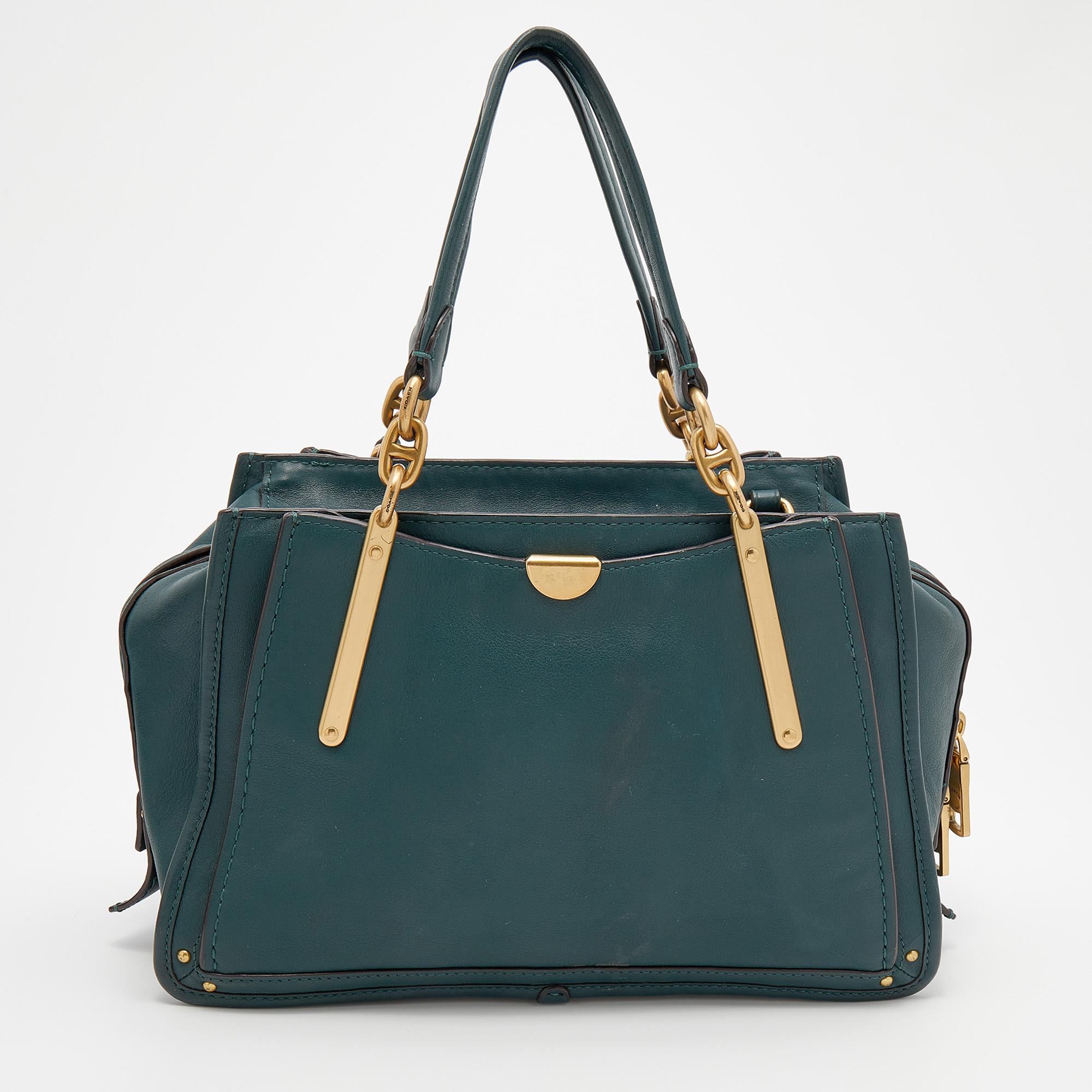 Stylish and easy to carry, this designer leather satchel will be a fine choice for work or after. Lined with nylon, this pre-owned Coach bag can easily fit in all your essentials. It can be held in your arm, hand, or shoulder.

Includes: Shoulder