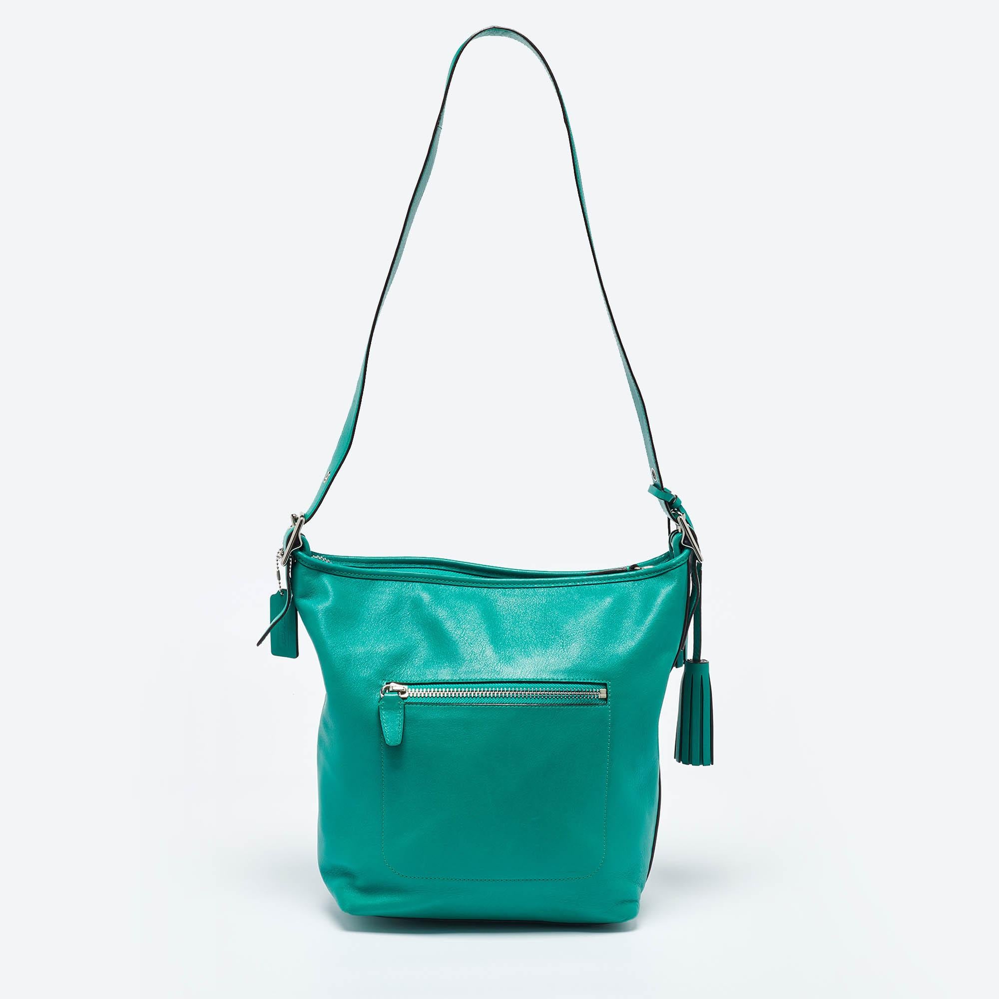 Bolso de piel verde con borla Legacy de Coach en Bueno estado para la venta en Dubai, Al Qouz 2
