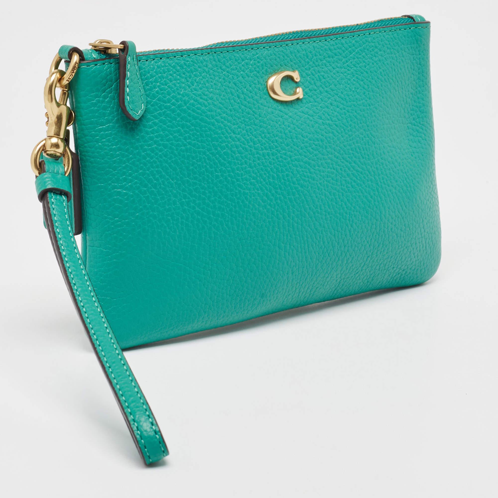 Coach Green Leather Wristlet Zip Pouch In Excellent Condition For Sale In Dubai, Al Qouz 2