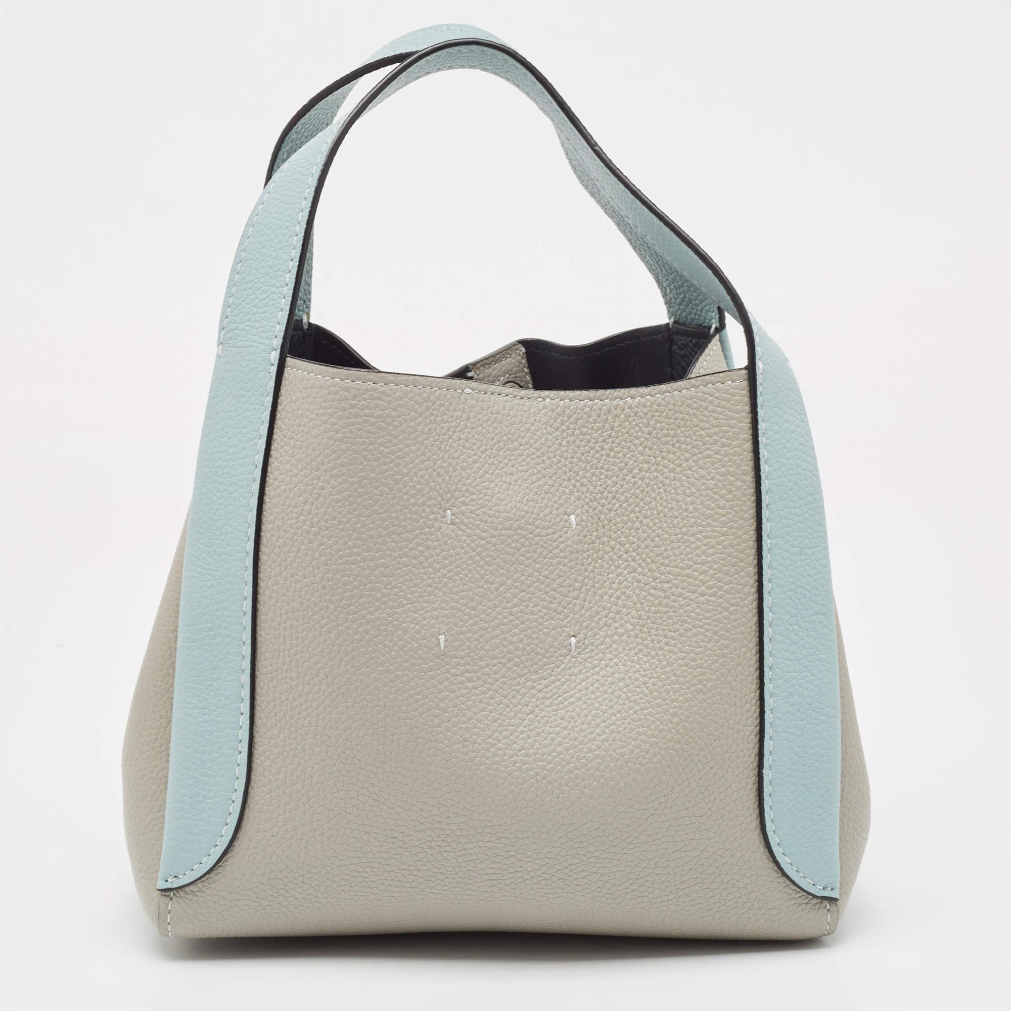 Stylish handbags never fail to make a fashionable impression. Make this designer hobo yours by pairing it with your sophisticated workwear as well as chic casual looks.

Includes: Original Dustbag, Brand Tag, Detachable Strap