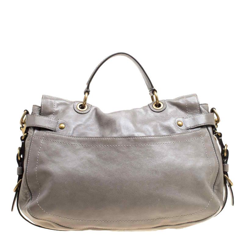 Bags from Coach have always been a favourite and are revered today by women worldwide. This grey bag is a strong testimony to that artistic excellence. It has been crafted from leather with a glazed texture. It flaunts a front flap with a gold-tone