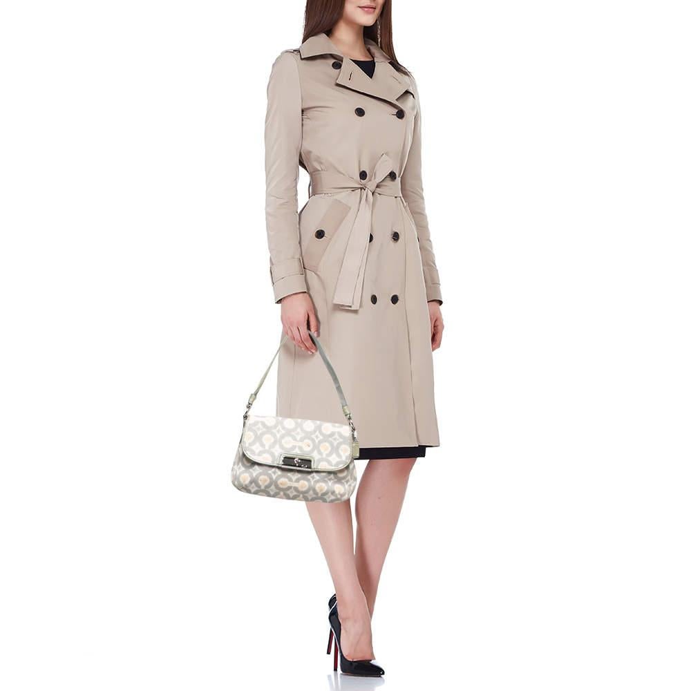 For a look that is complete with style taste and a touch of luxe this shoulder bag is the perfect addition. Flaunt this beauty on your shoulder at any event and revel in the taste of luxury it leaves you with.