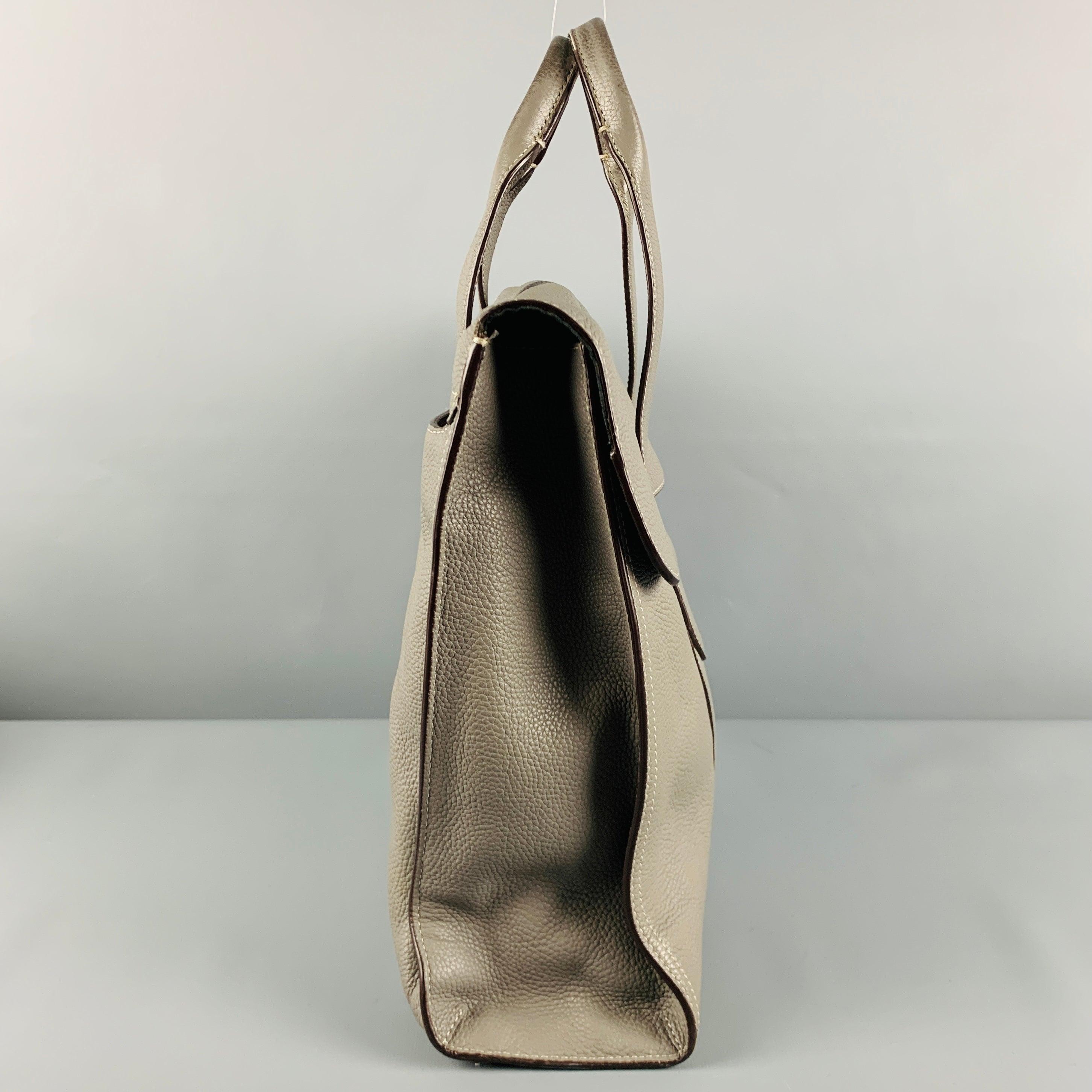 COACH bag
in a grey pebble grain leather fabric featuring a tote style, top handles with removable adjustable shoulder strap, spacious interior, and magnetic closure. Comes with dust bag.Very Good Pre-Owned Condition. 

Measurements: 
  Length: 15