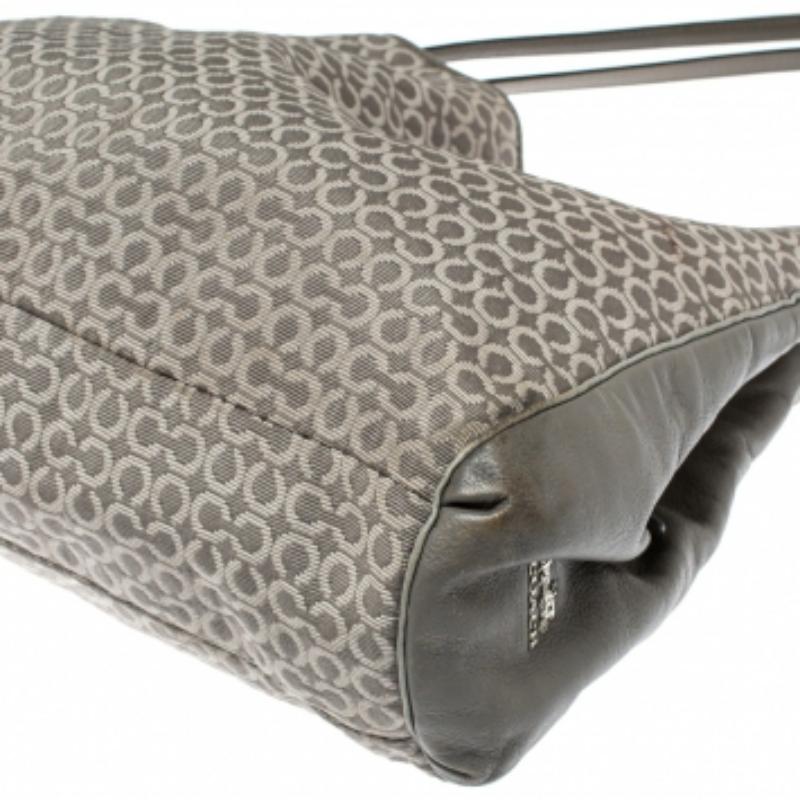 Coach Grey Signature Canvas and Leather Edie 31 Shoulder Bag In Fair Condition For Sale In Dubai, Al Qouz 2