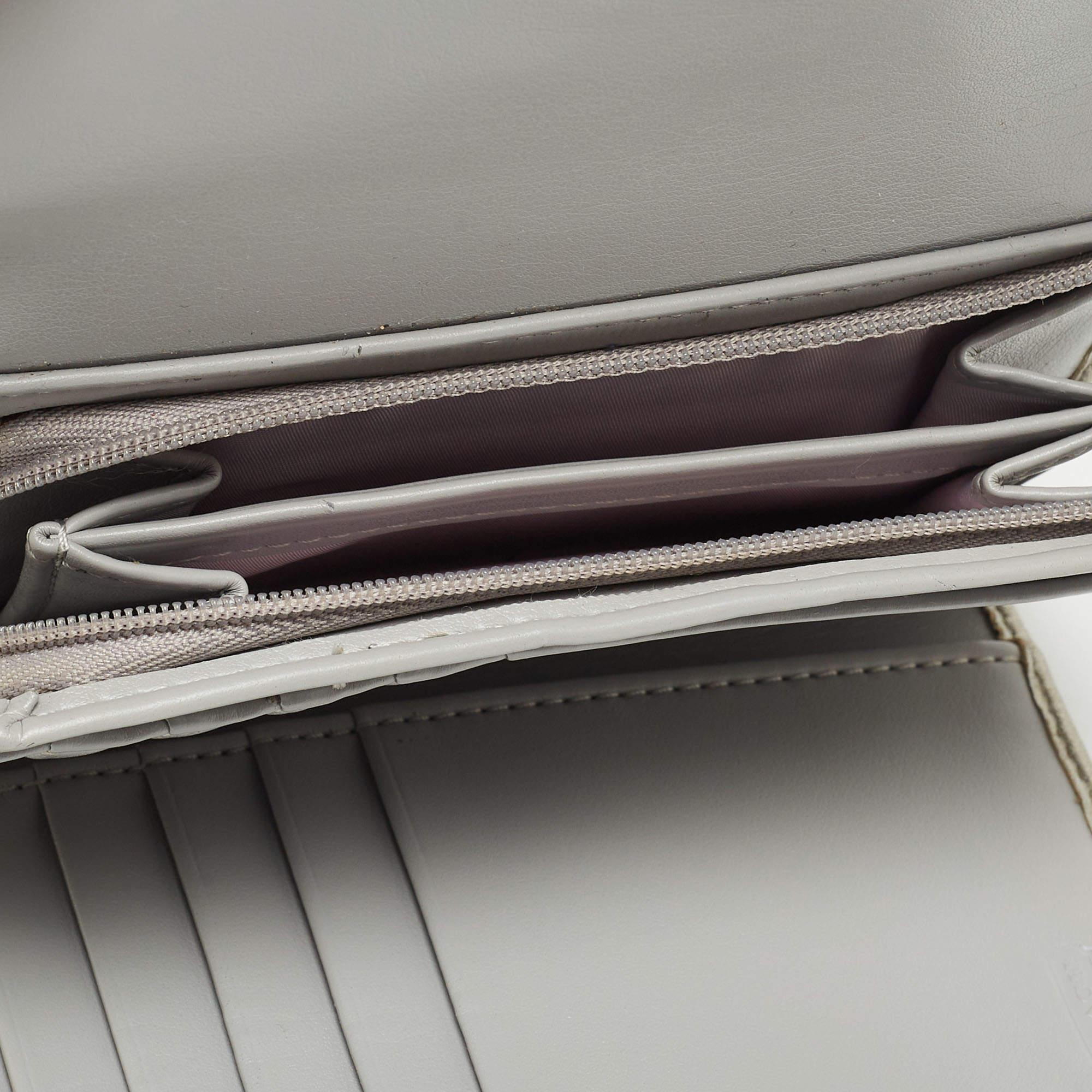 This Coach wallet is a great everyday accessory. It is made from quality materials on the exterior and features a compartmentalized interior.
