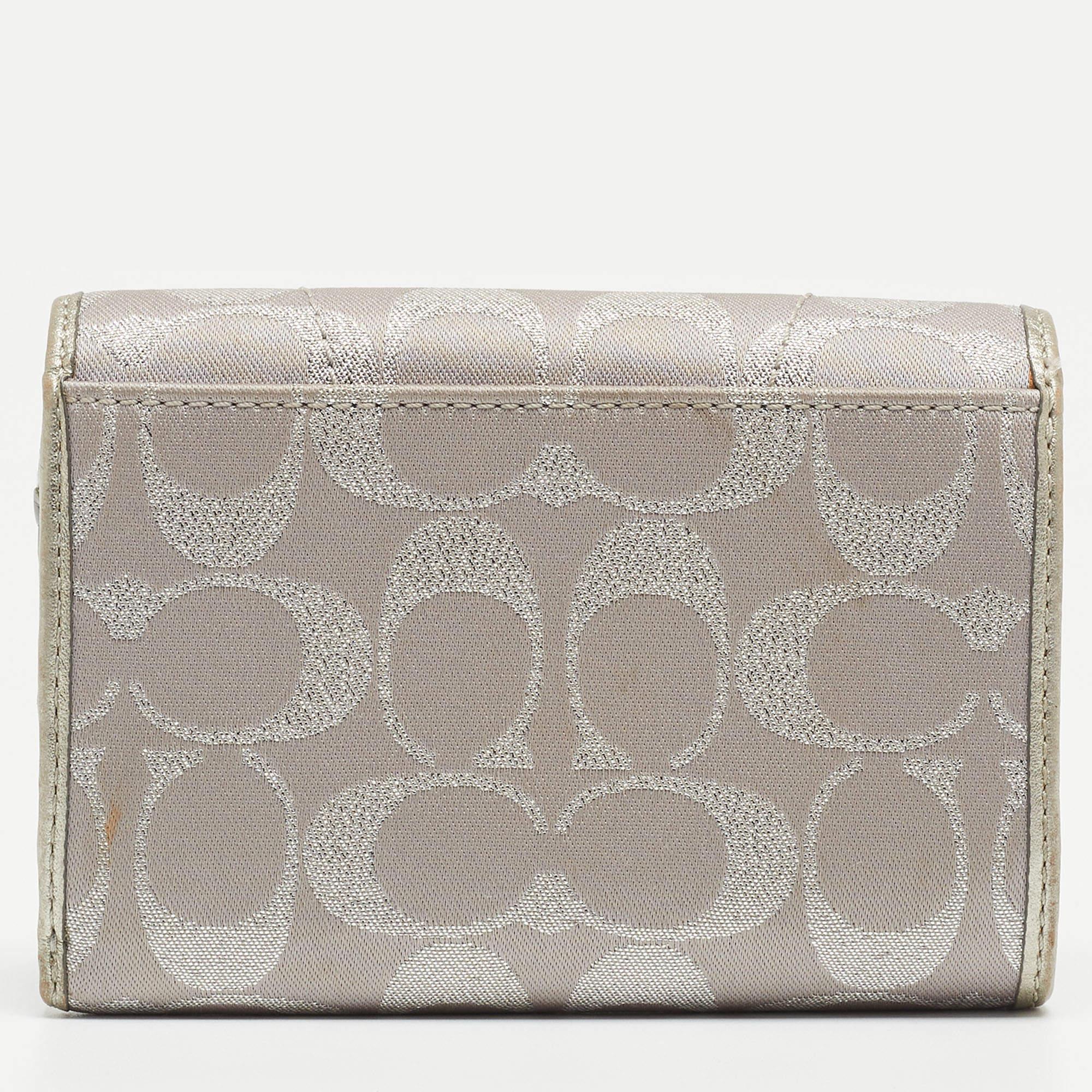 Coach Grey Signature Canvas Trifold Wallet In Good Condition For Sale In Dubai, Al Qouz 2