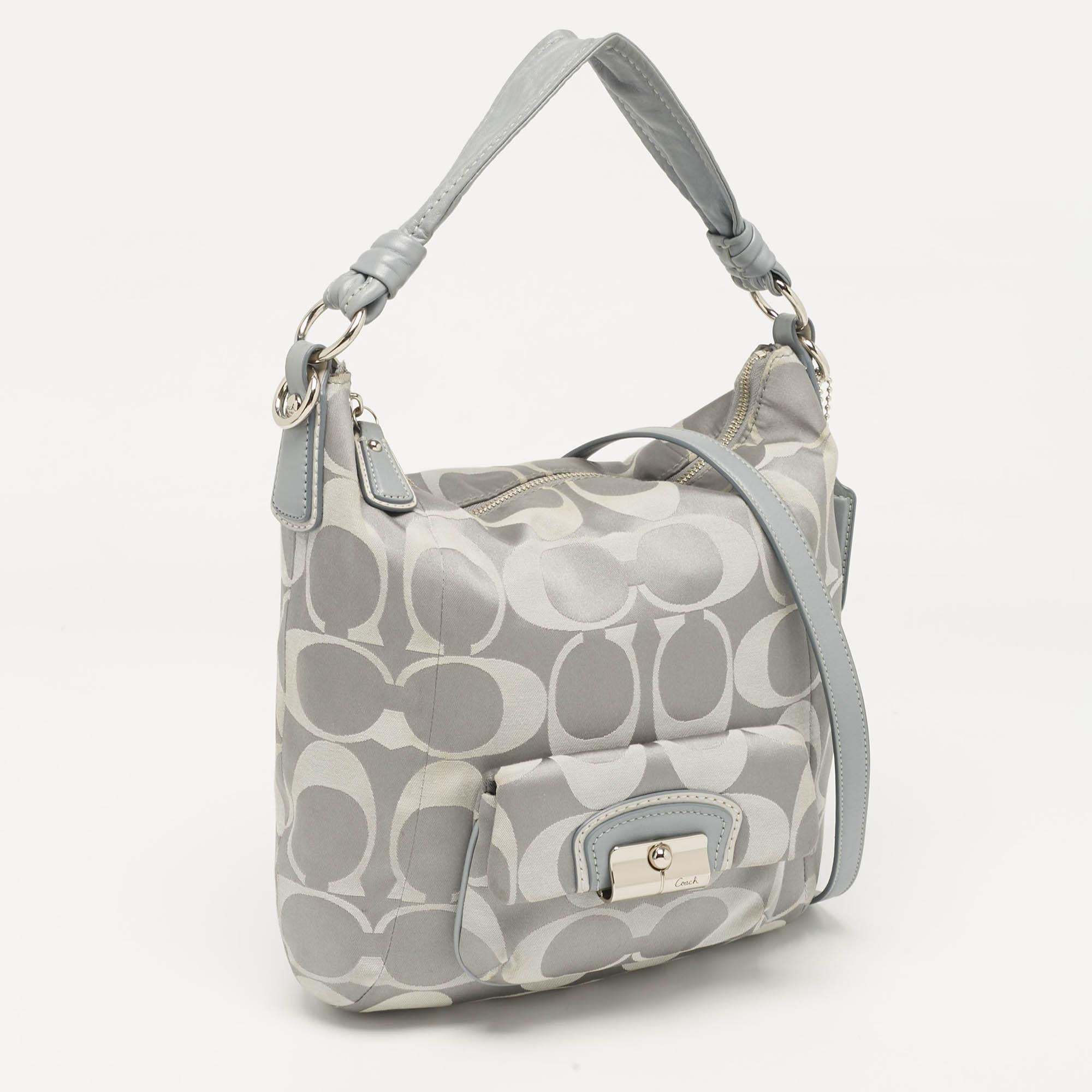 Gris Coach Signature grise en tissu et cuir Kristin Hobo en vente