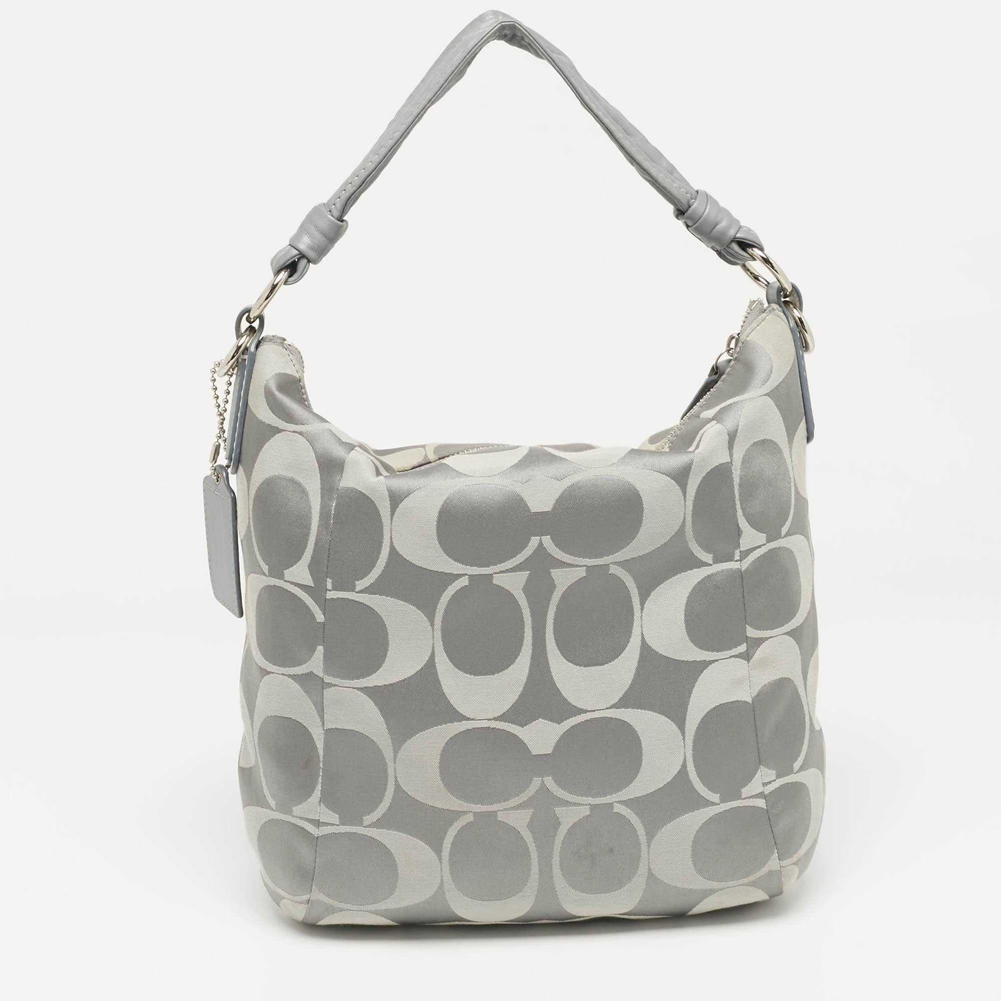 Coach Signature grise en tissu et cuir Kristin Hobo État moyen - En vente à Dubai, Al Qouz 2