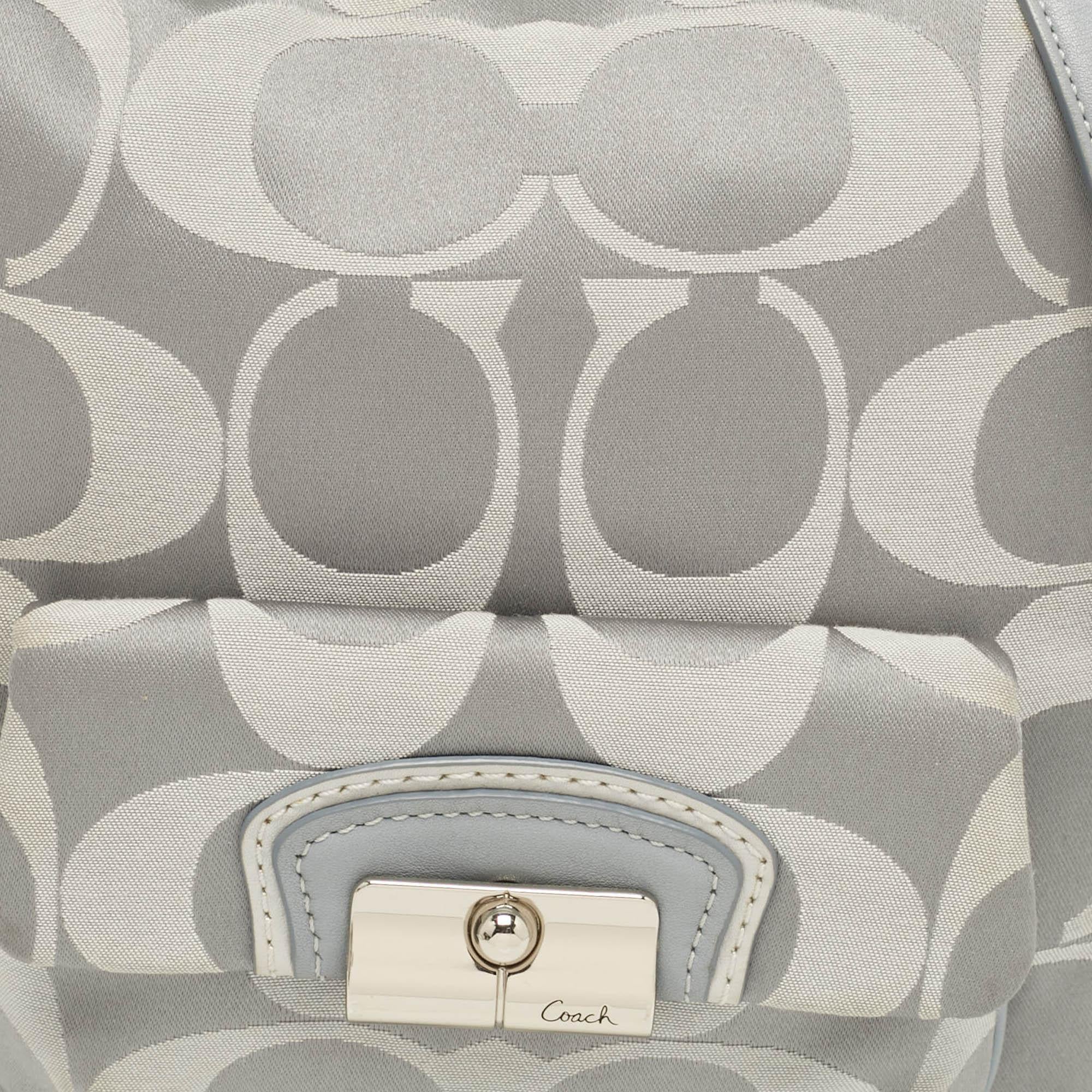Coach Signature grise en tissu et cuir Kristin Hobo Pour femmes en vente