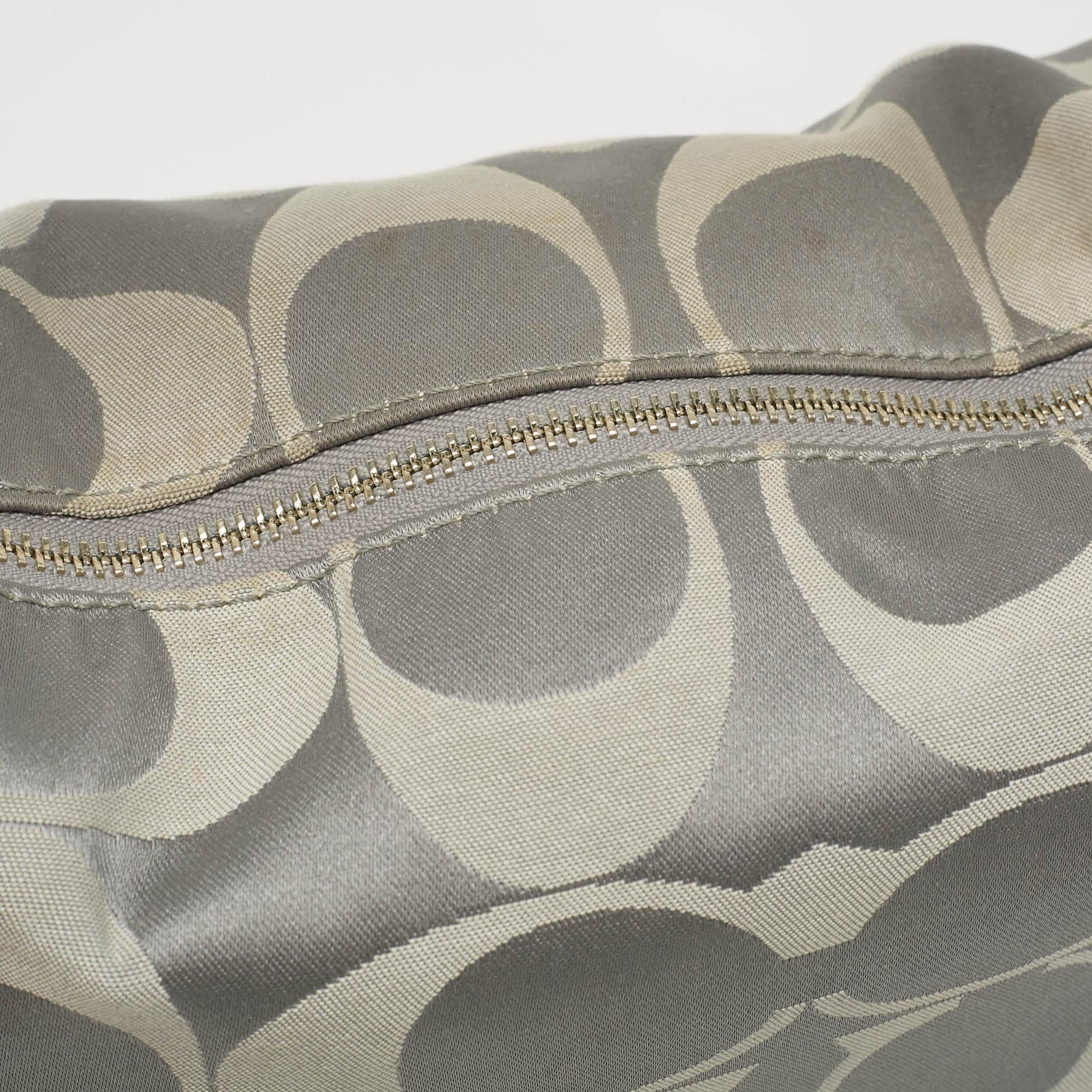 Coach Signature grise en tissu et cuir Kristin Hobo en vente 2
