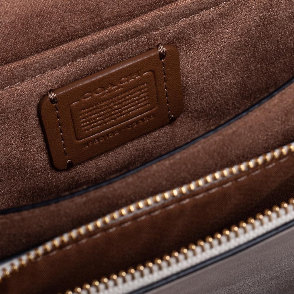 Beige Coach - Sac à bandoulière Klare en cuir et toile enduite beige clair avec sangle Rivets