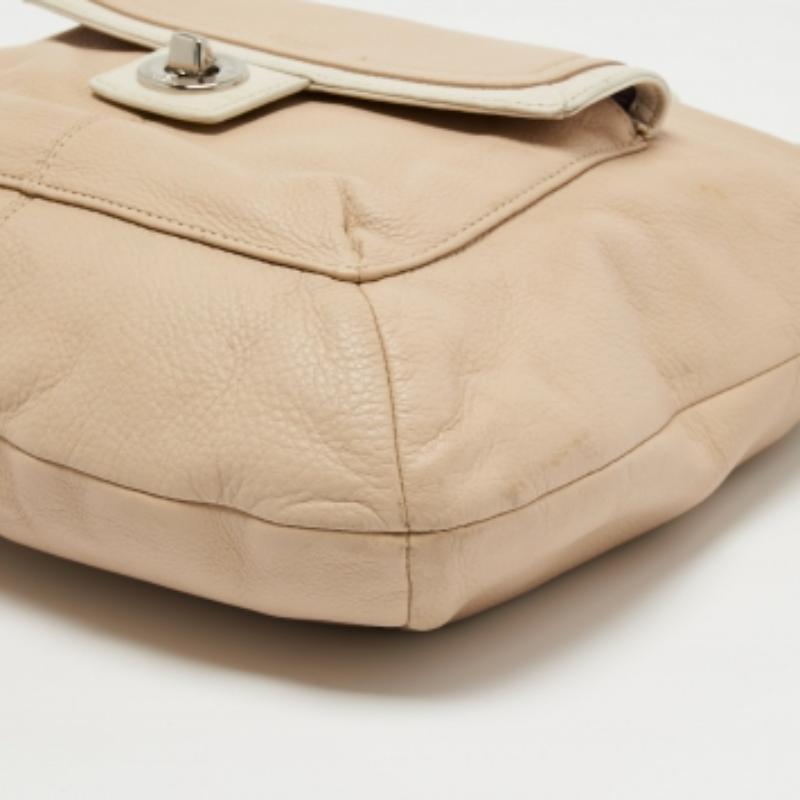 La moda se une a la funcionalidad: este hobo de diseño es la pieza ideal para el día a día que te llevará del escritorio a las copas en un santiamén. Tiene un exterior duradero y es imprescindible en tu armario.
