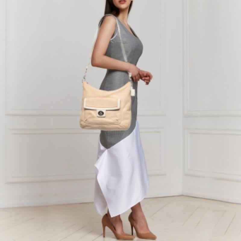 Coach Hobo Penélope de piel beige claro/blanco en Bastante bueno estado para la venta en Dubai, Al Qouz 2