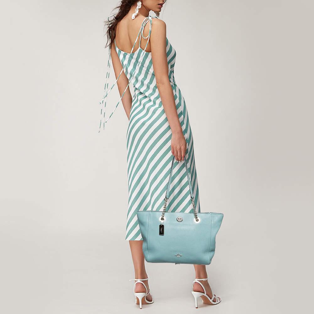 This alluring tote bag for women has been designed to assist you on any day. Convenient to carry and fashionably designed the tote is cut with skill and sewn into a great shape. It is well equipped to be a reliable accessory.