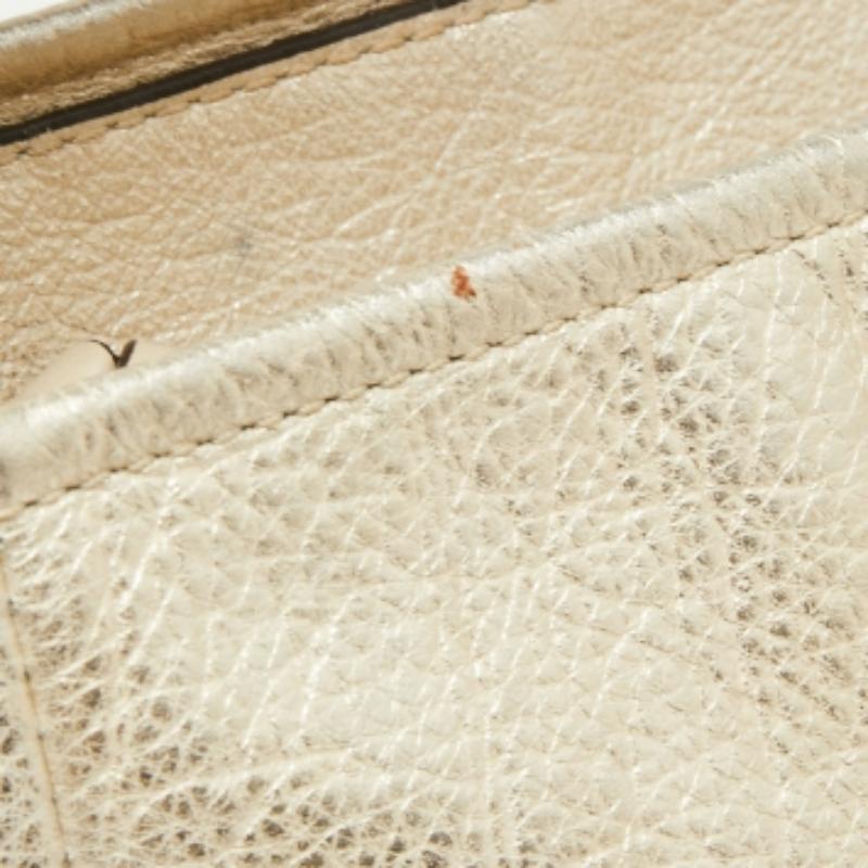 Bolso bandolera Coach de cuero dorado claro con cordón lateral en Bastante bueno estado para la venta en Dubai, Al Qouz 2