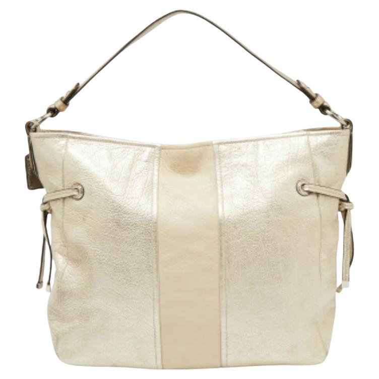 Bolso bandolera Coach de cuero dorado claro con cordón lateral en venta