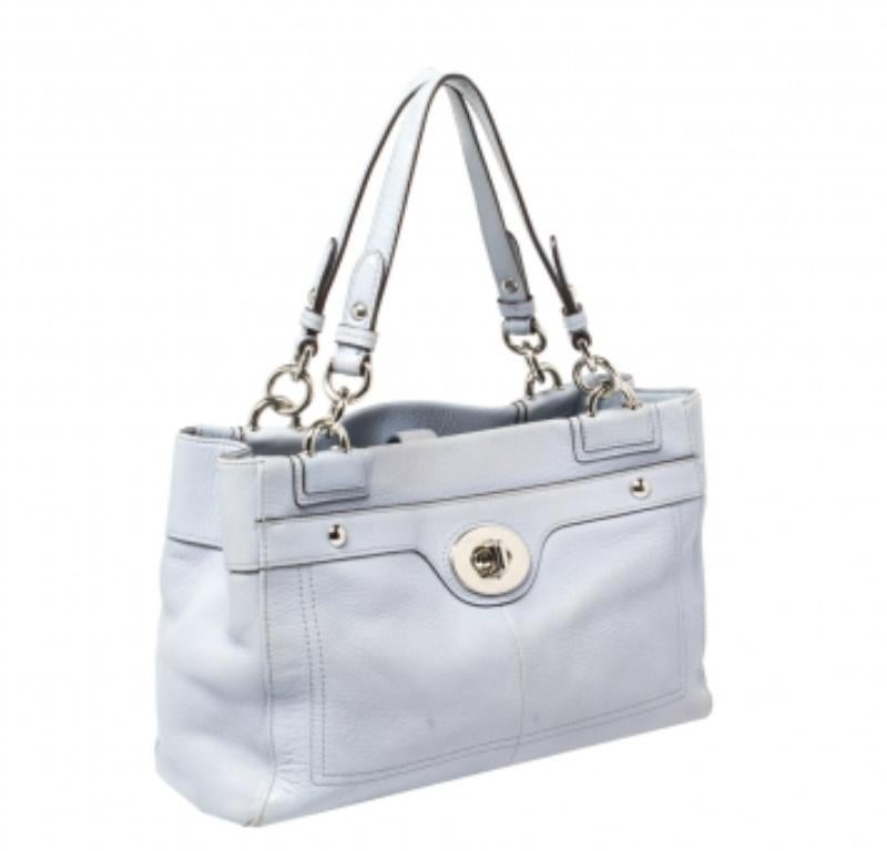 This elegant Penelope tote from Coach is crafted from lilac leather. It features the twist-lock detail on the front, dual top handles, and silver-tone hardware. The spacious interior can carry all your daily necessities.