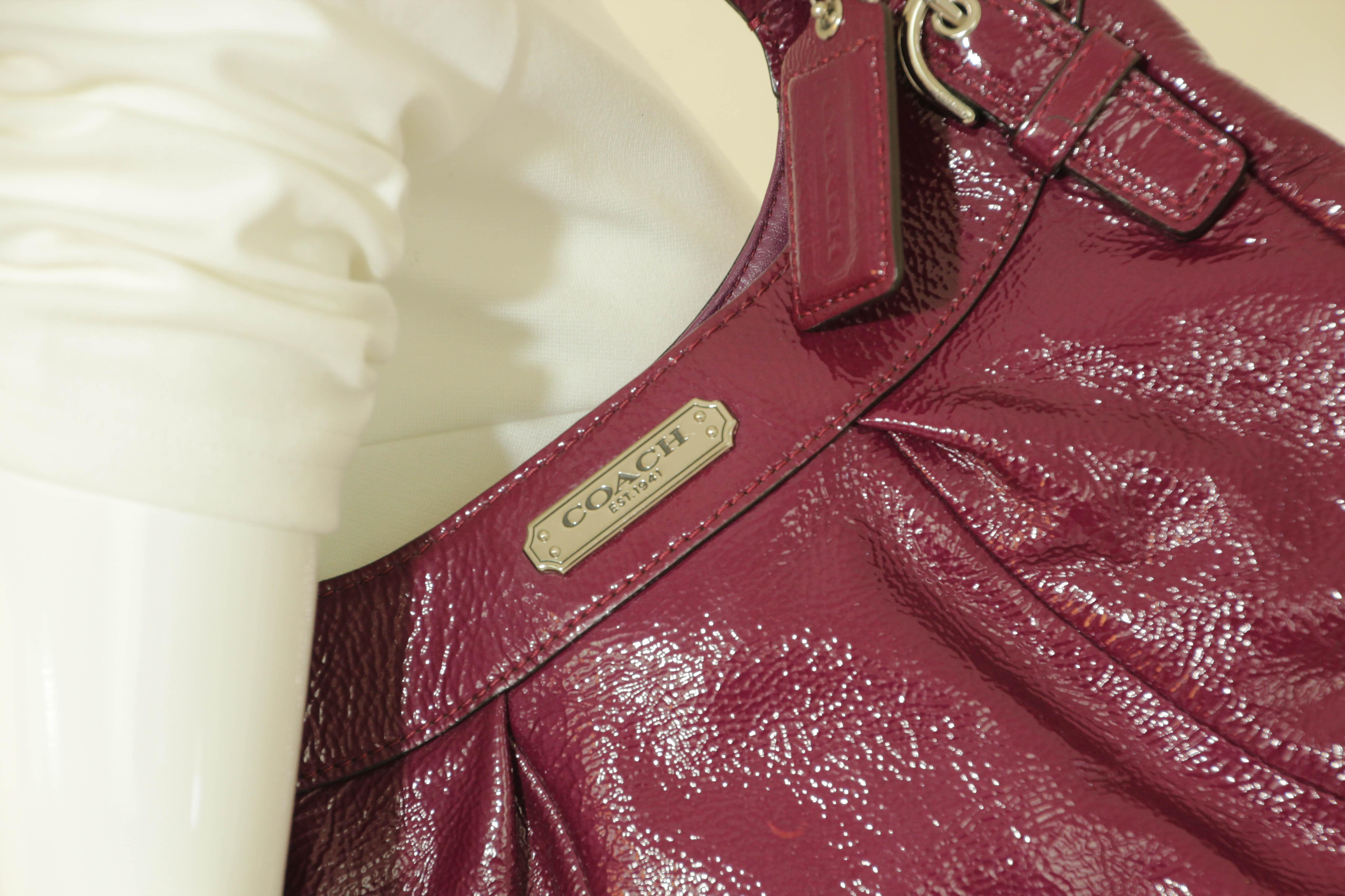 Coach Madison Maggie Hobo Bag In Good Condition For Sale In North Hollywood, CA