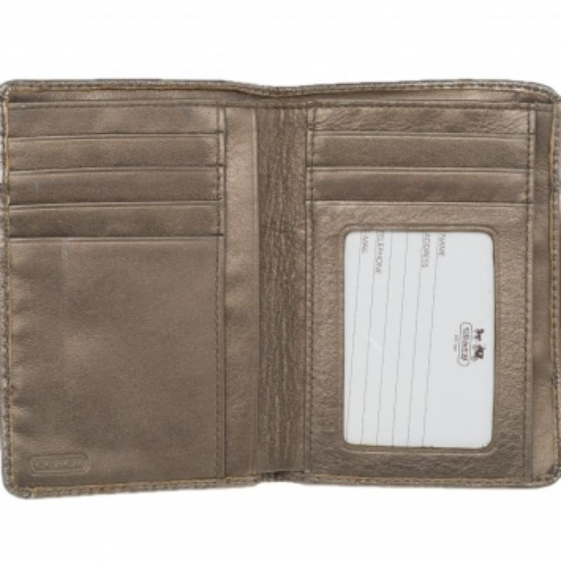 Lussuosamente realizzato dagli esperti di Coach, questo portafoglio di design è un accessorio affidabile. Realizzato in pelle, il portafoglio compatto presenta un accento metallico inciso nella parte anteriore e l'interno è attrezzato per ospitare