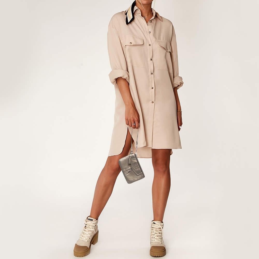 Fabriquée à partir de matériaux de qualité, cette pochette de créateur de belle facture manque à votre garde-robe. Soyez à la mode dans n'importe quelle tenue avec cette pochette élégante qui promet de rehausser votre ensemble.

