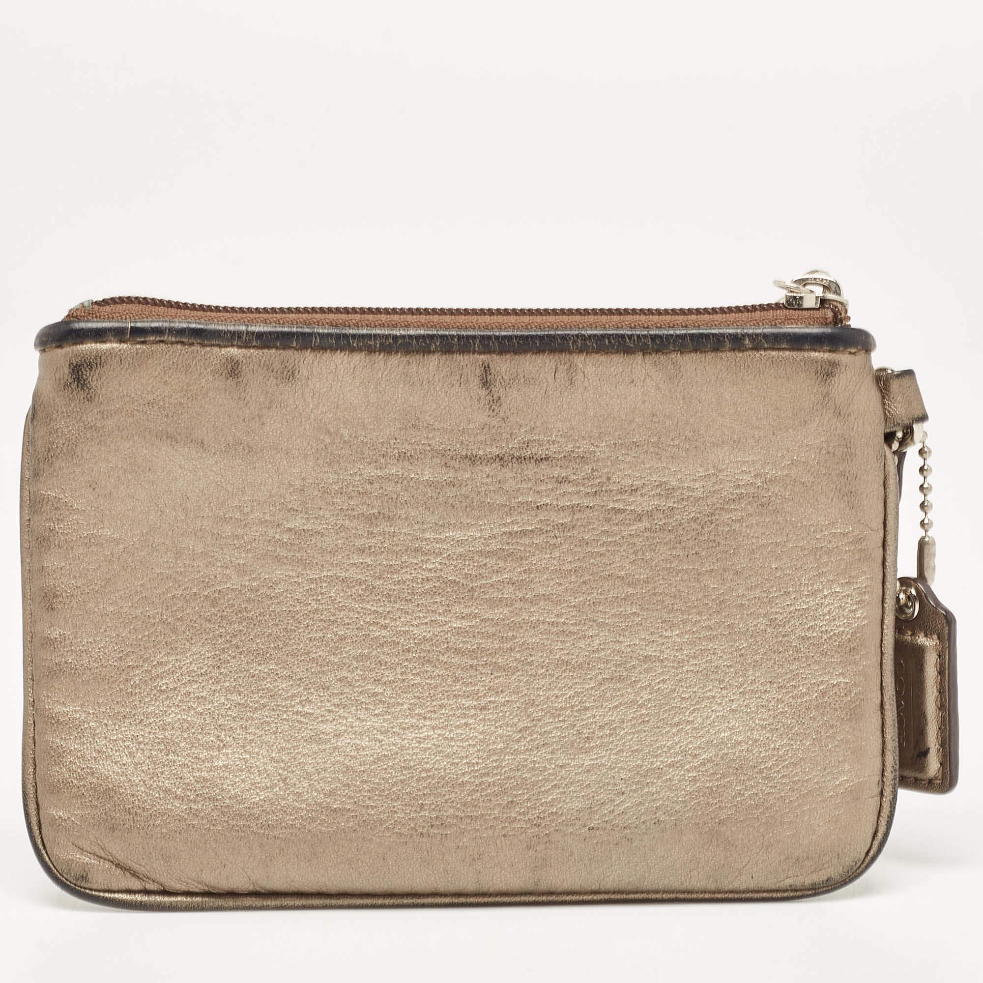 Pochette à fermeture éclair en cuir métallisé de Coach État moyen - En vente à Dubai, Al Qouz 2