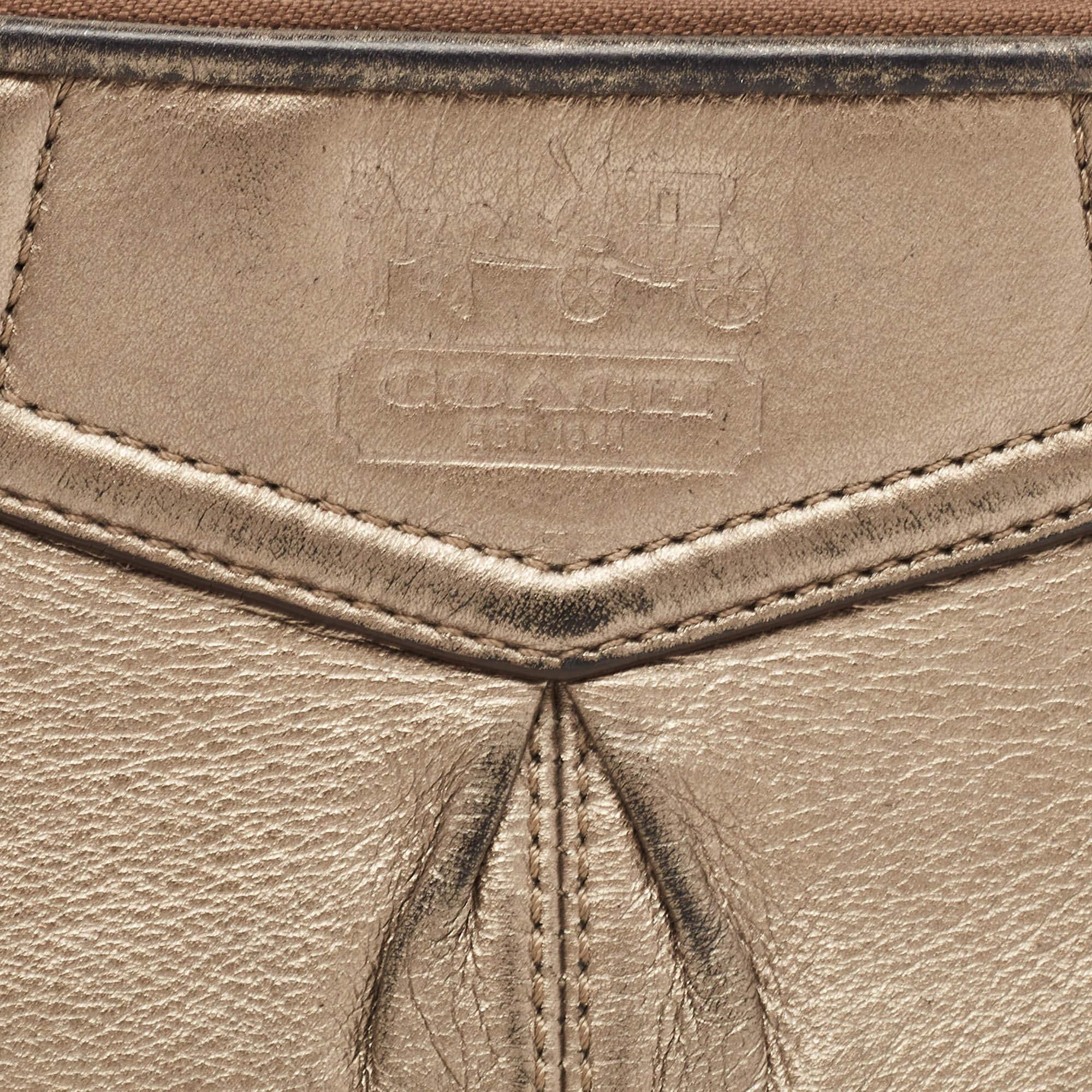 Pochette à fermeture éclair en cuir métallisé de Coach Pour femmes en vente