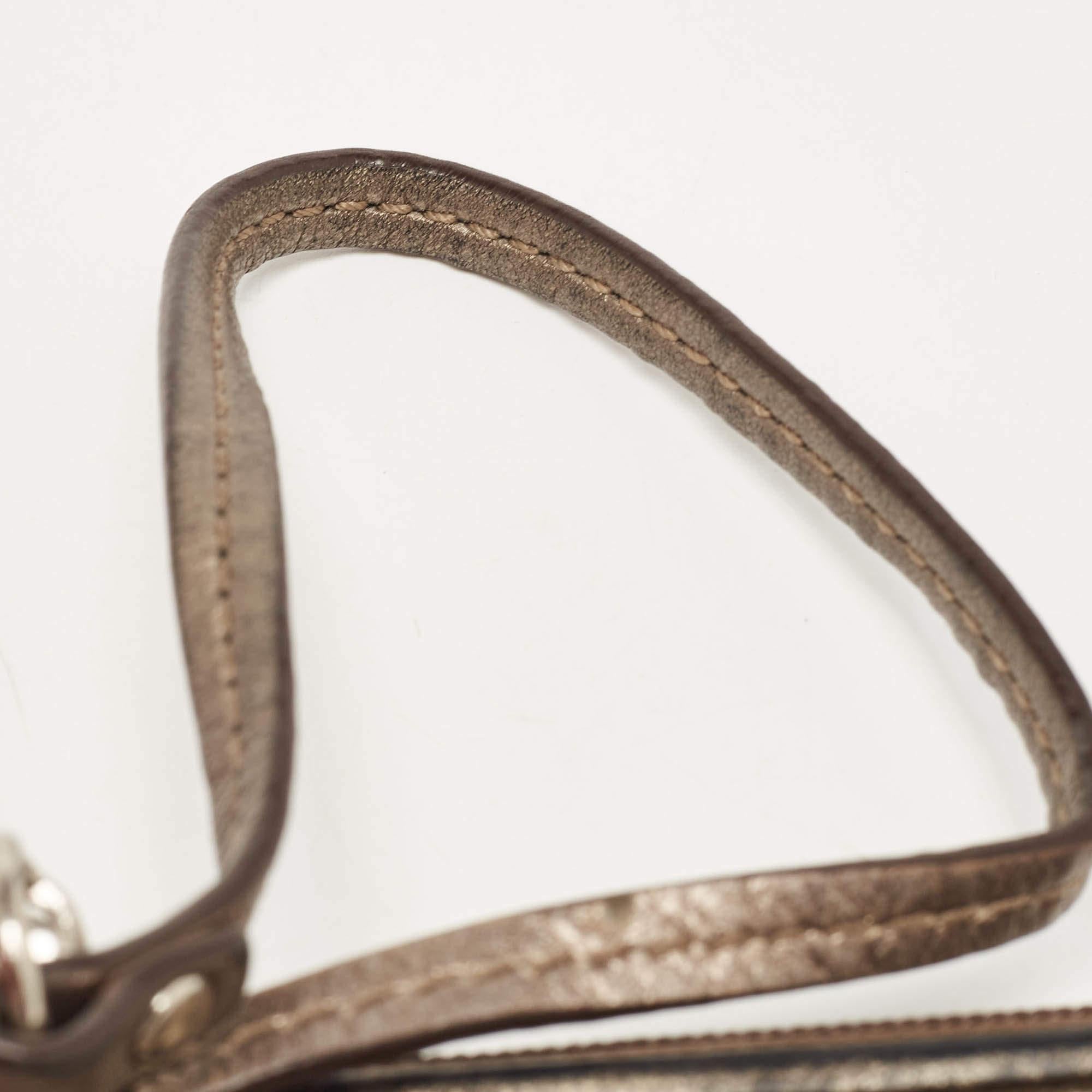 Pochette à fermeture éclair en cuir métallisé de Coach en vente 1