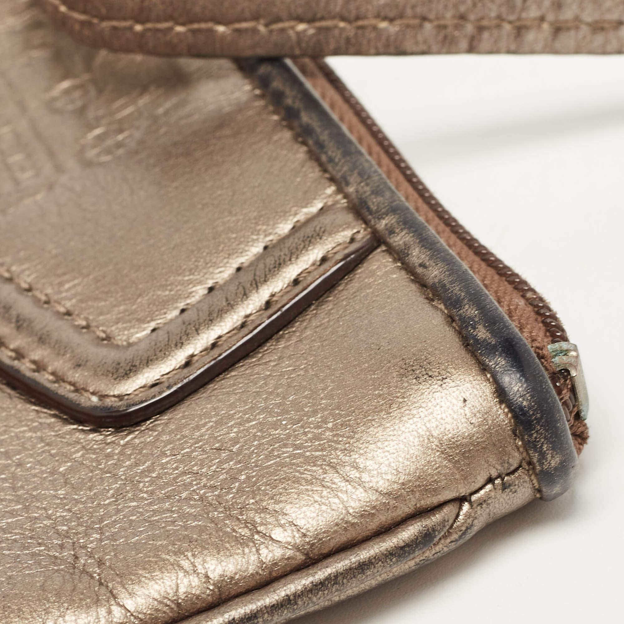 Pochette à fermeture éclair en cuir métallisé de Coach en vente 2