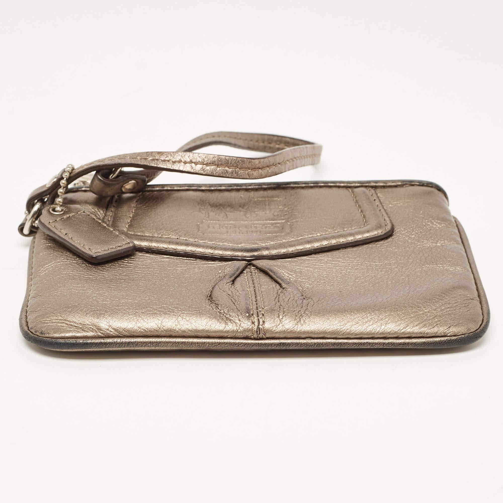 Pochette à fermeture éclair en cuir métallisé de Coach en vente 3
