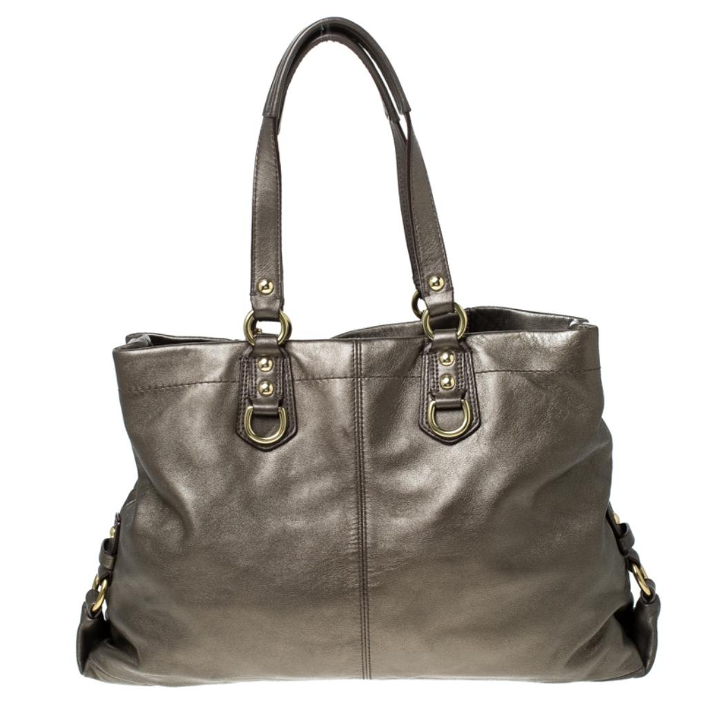 Step out in style by adorning this Ashely satchel from Coach. The bag is crafted from leather and features dual handles and a shoulder strap. It comes with a satin-lined interior that houses a zipped compartment.

Includes: The Luxury Closet