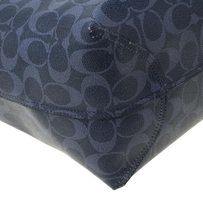 Coach Midnight Blue Signature Coated Canvas Reversible City Tote In New Condition For Sale In Dubai, Al Qouz 2