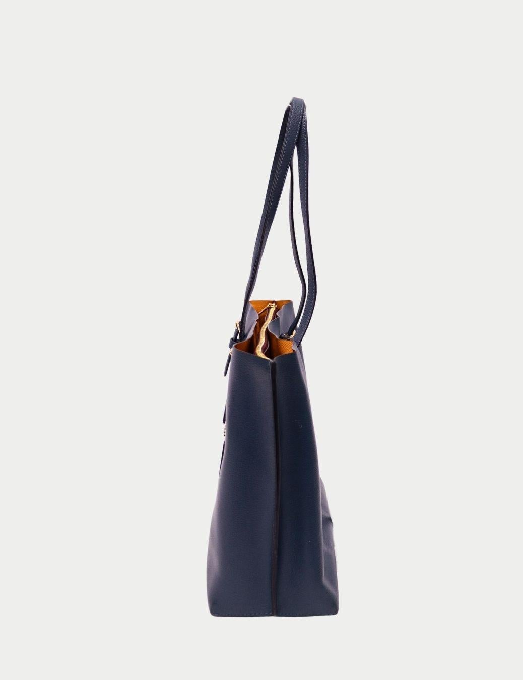 Coach Mollie Tote 25 – Signature Pebbled Leather Shoulder Tote

Meet your new everyday essential — this Coach navy pebbled leather tote is the perfect blend of practicality and polished style. Crafted from durable, high-quality leather with a