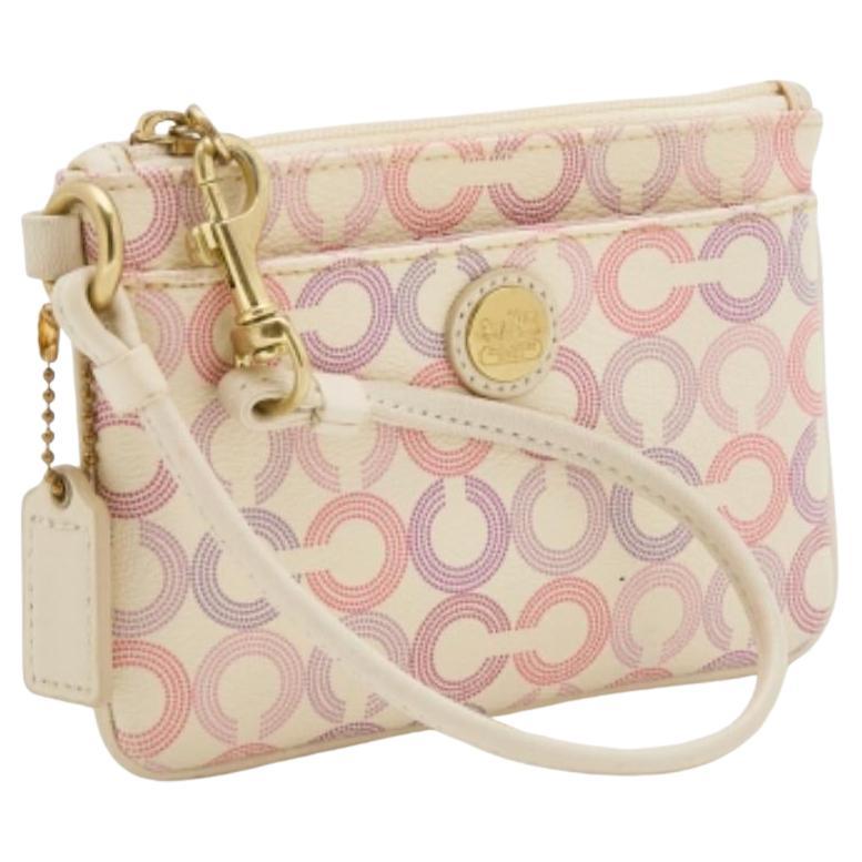 Dale un toque de estilo a tus objetos esenciales con este bolso de mano de diseño. Fabricado con los mejores materiales, el embrague tiene una construcción impecable y un acabado perfecto.