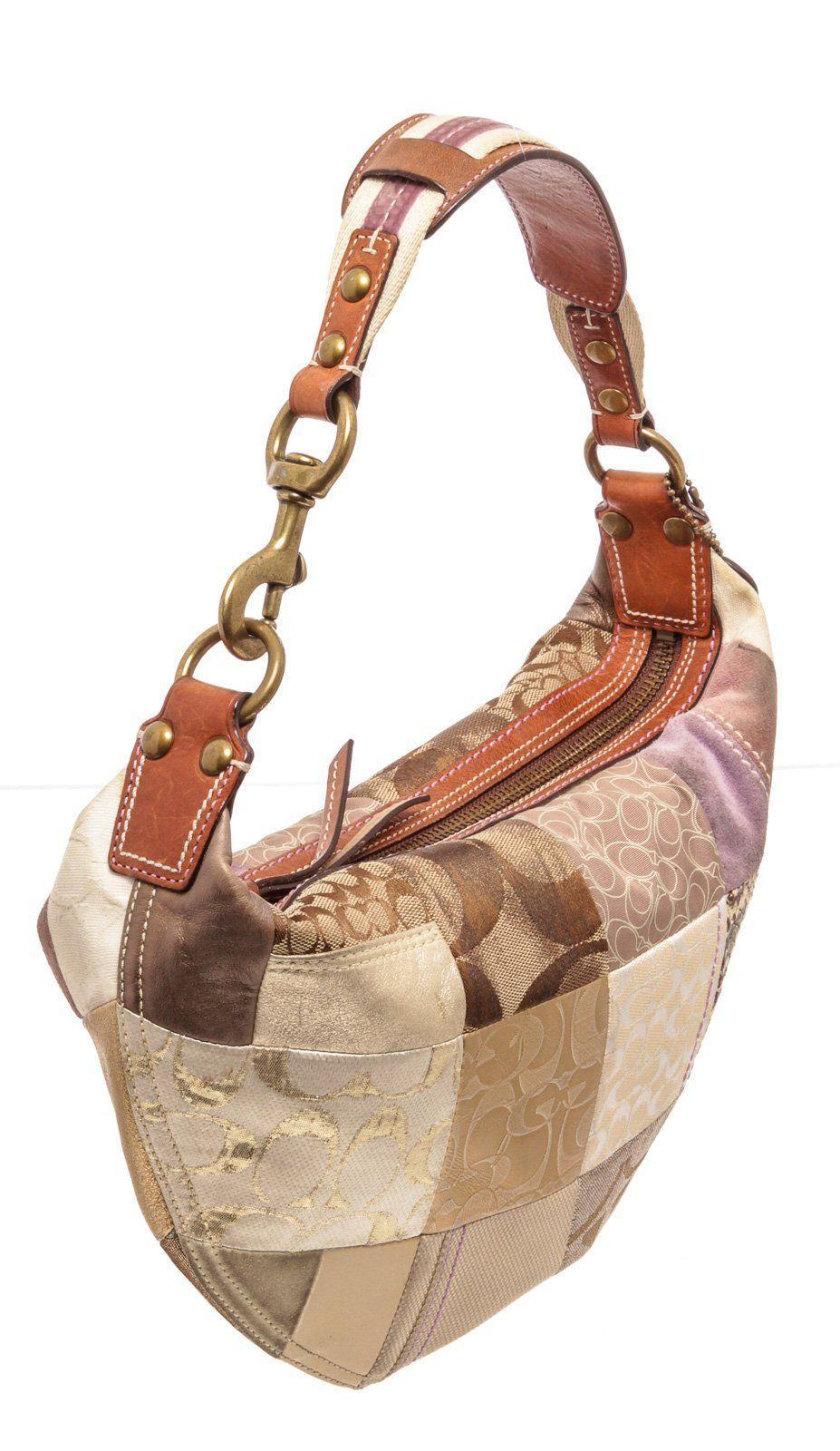 Coach Multicolor Patchwork Schultertasche aus Canvas und Leder Half Moon mit goldfarbenen Beschlägen, einem flachen Schulterriemen, einem Steckfach auf der Vorderseite mit Logoplakette, zwei Innentaschen, eine mit Reißverschluss und einem