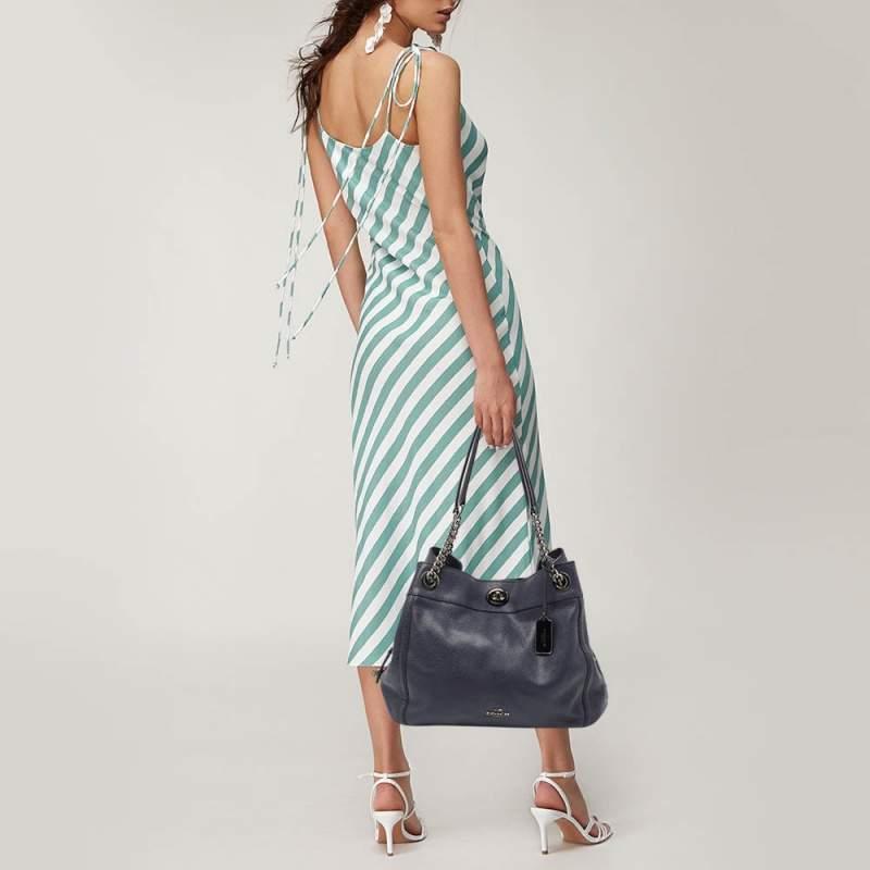 Coach ensures you have a wonderful accessory to accompany you every day with this well crafted bag. It has a signature look and a practical size.