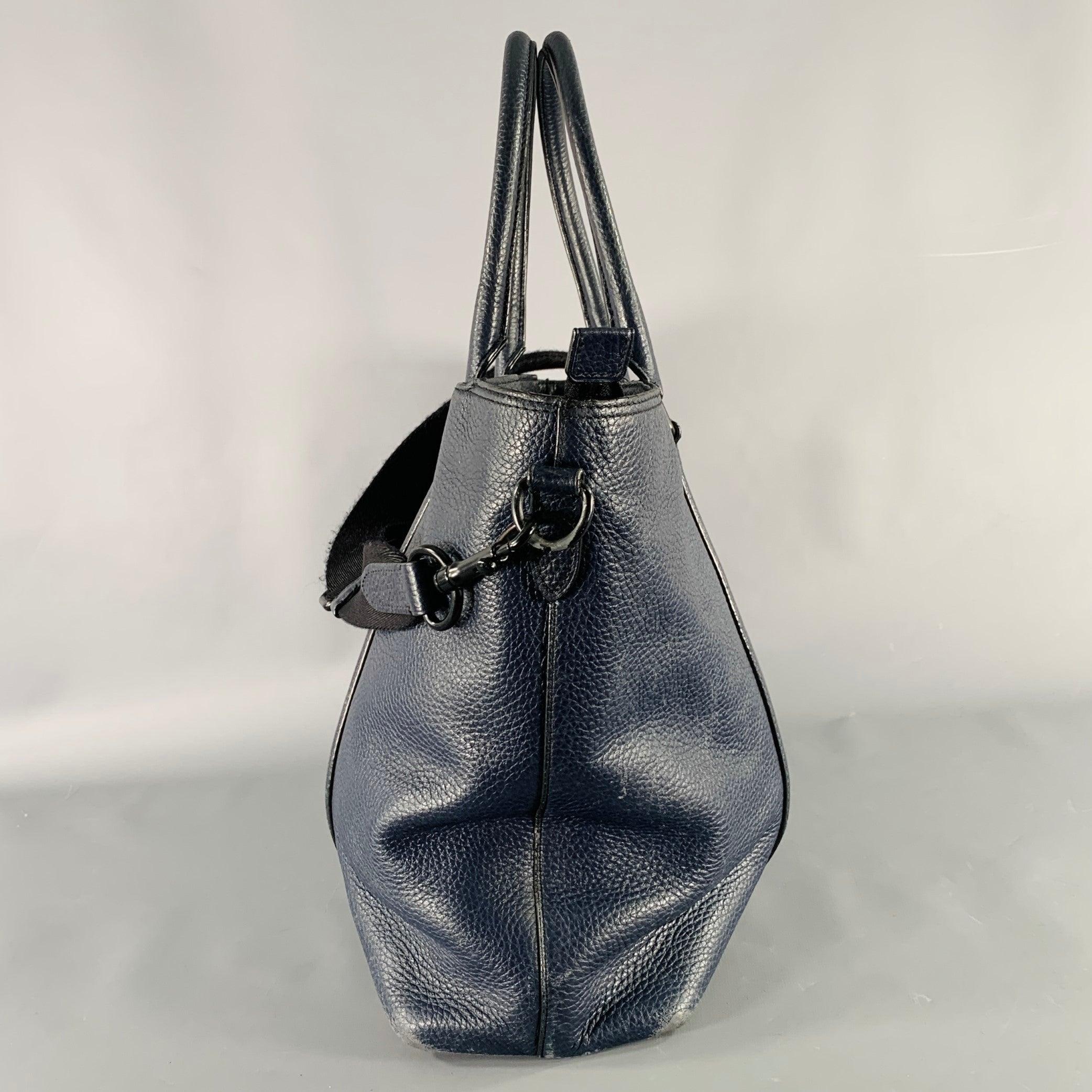 Borsa COACH
in pelle color ciottolo, stile tote, ampio scomparto interno con tasche e tracolla rimovibile. Moderati segni di usura e segni all'interno, si prega di controllare le foto. Così com'è. 

Misure: 
  Lunghezza: 14 pollici Larghezza: 4,25
