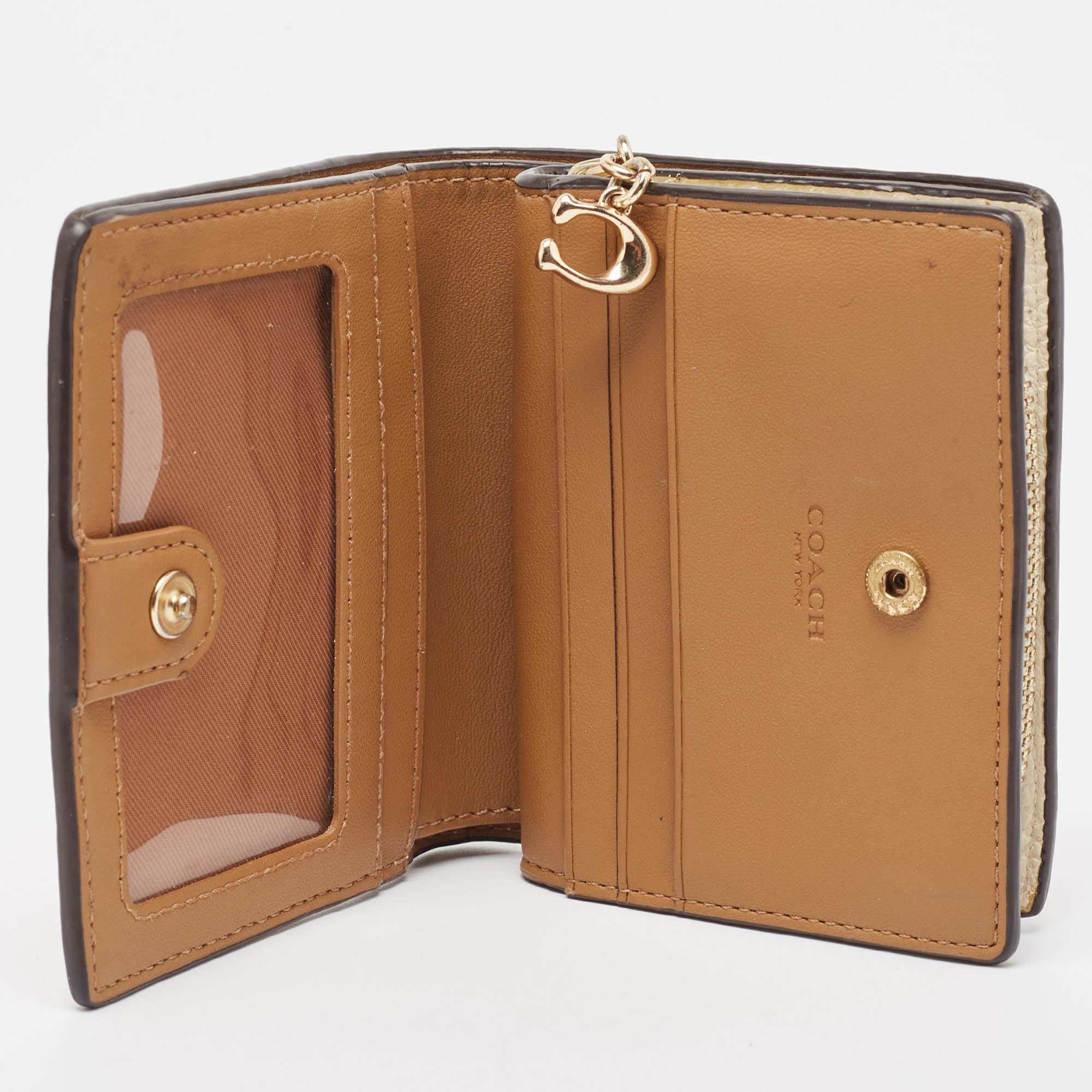 This designer wallet is an immaculate balance of sophistication and rational utility. It has been designed using prime quality materials and elevated by a sleek finish. The creation is equipped with ample space for your monetary essentials.