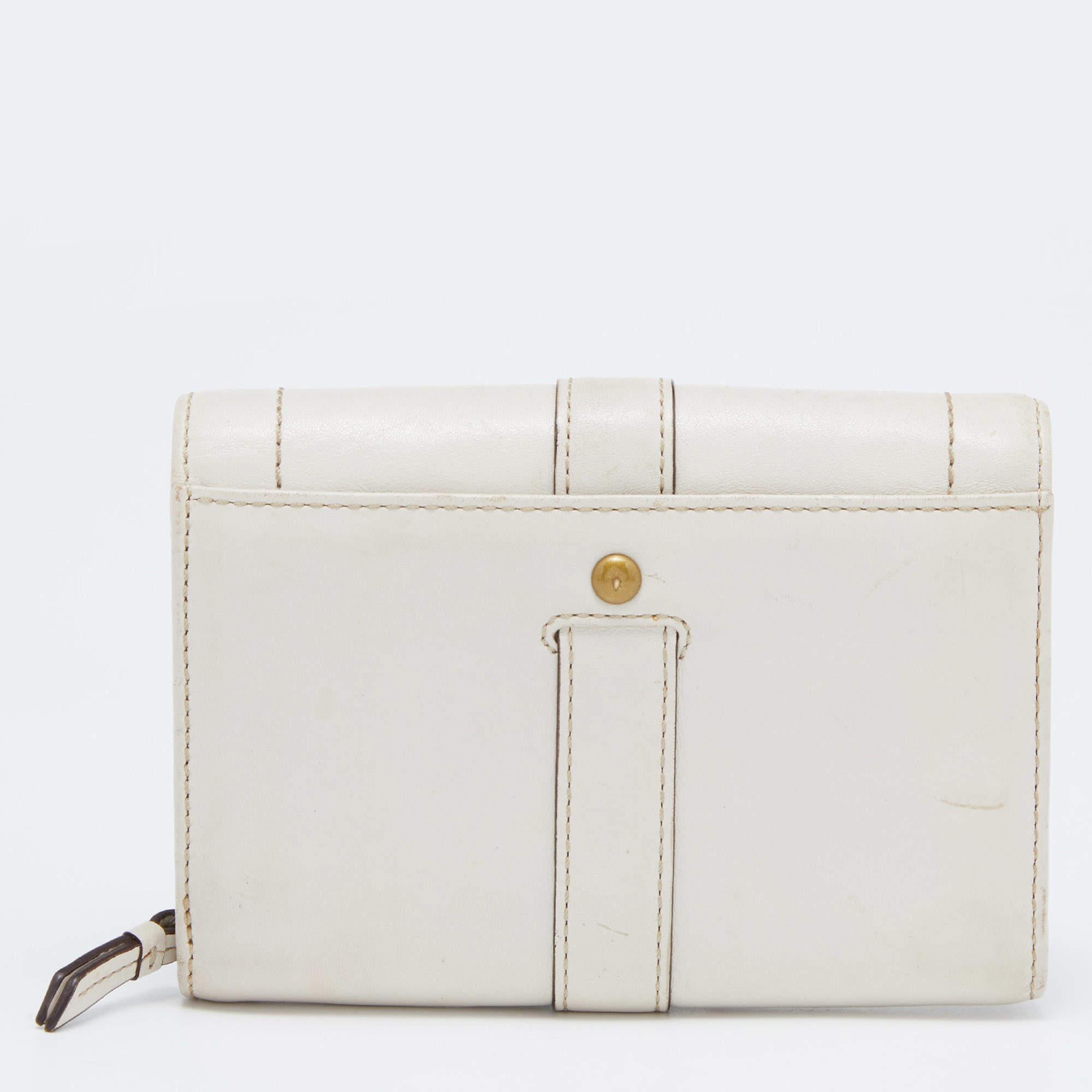Coach Off White Leather Compact Wallet In Fair Condition For Sale In Dubai, Al Qouz 2