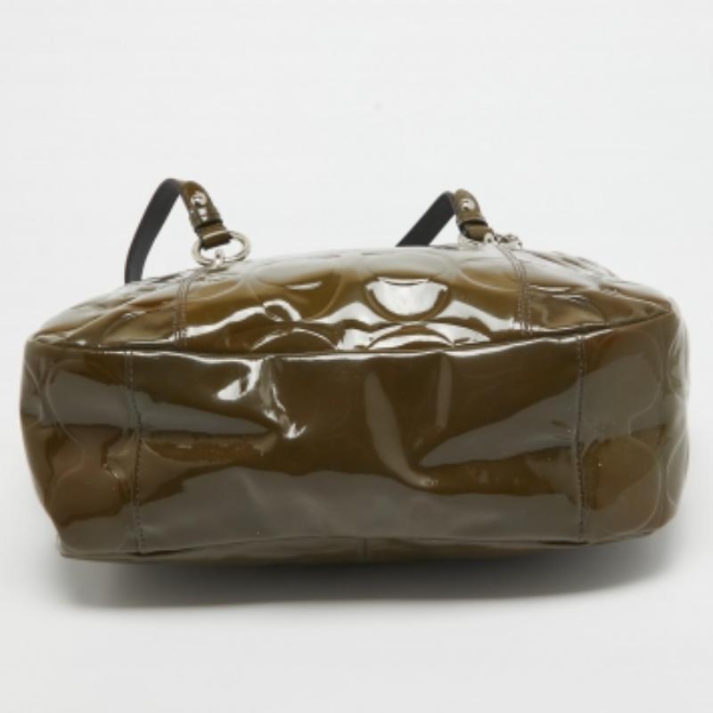 Bolso Coach verde oliva Op Art en charol estampado East West Gallery Tote en venta 5