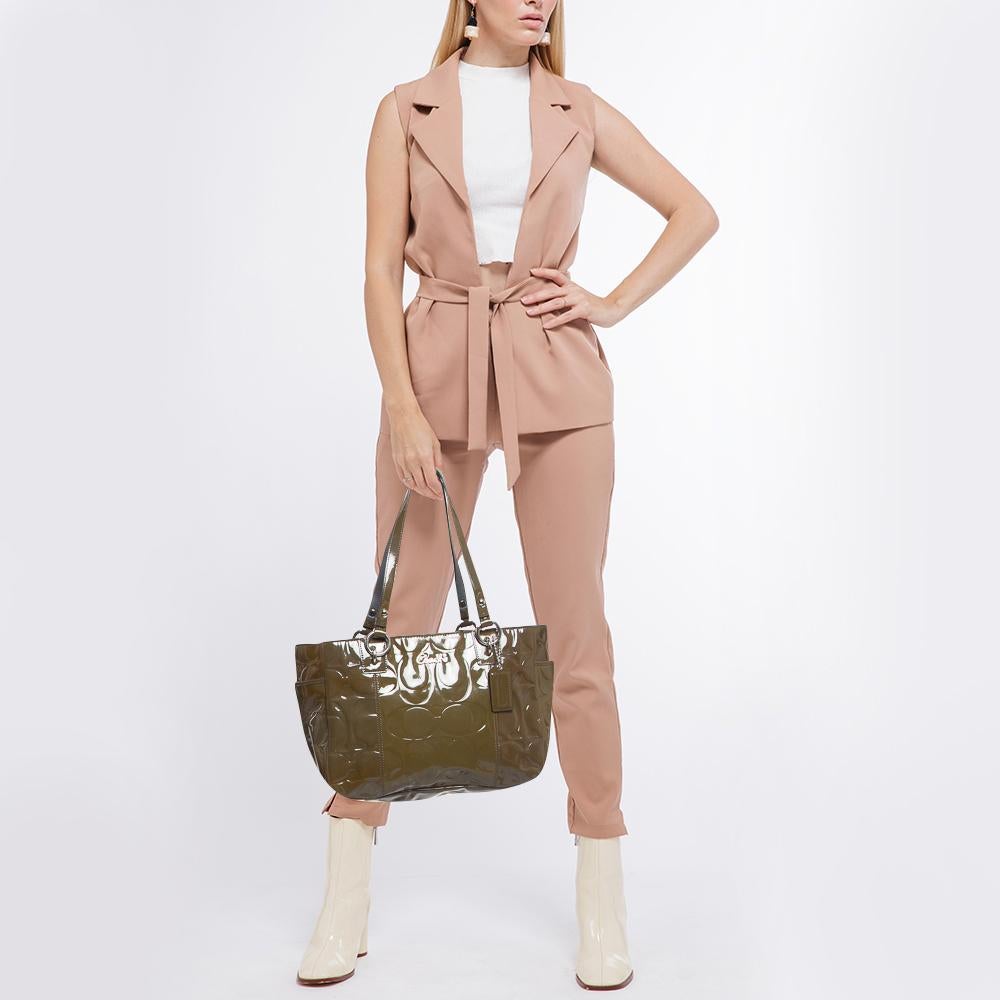 Marked by flawless craftsmanship and enduring appeal, this designer bag is bound to be a versatile and durable accessory. It has a spacious size.