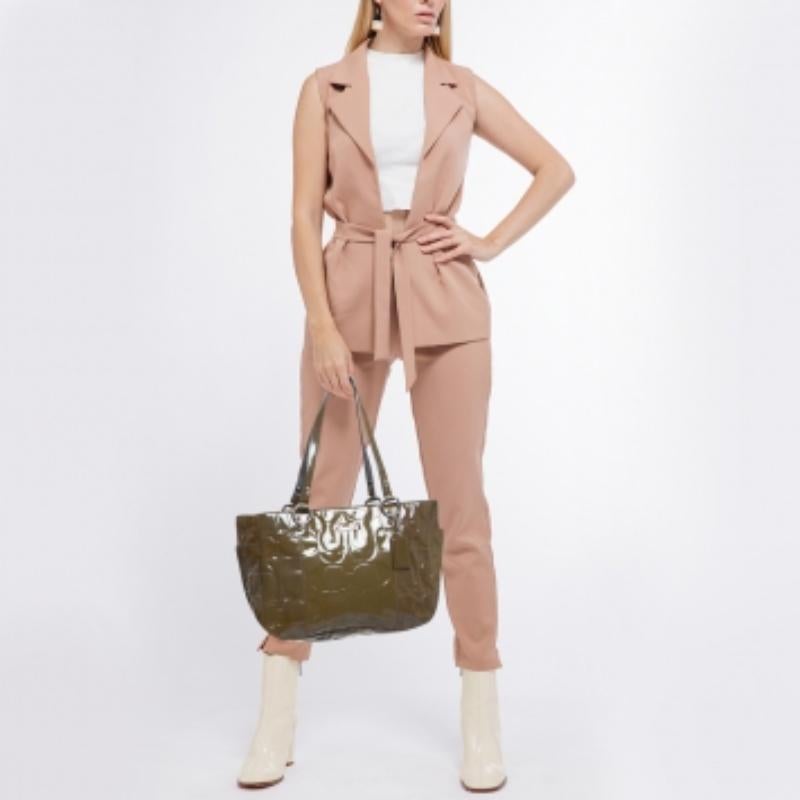 Marcado por una artesanía impecable y un atractivo duradero, este bolso de diseño está destinado a ser un accesorio versátil y duradero. Tiene un tamaño espacioso.