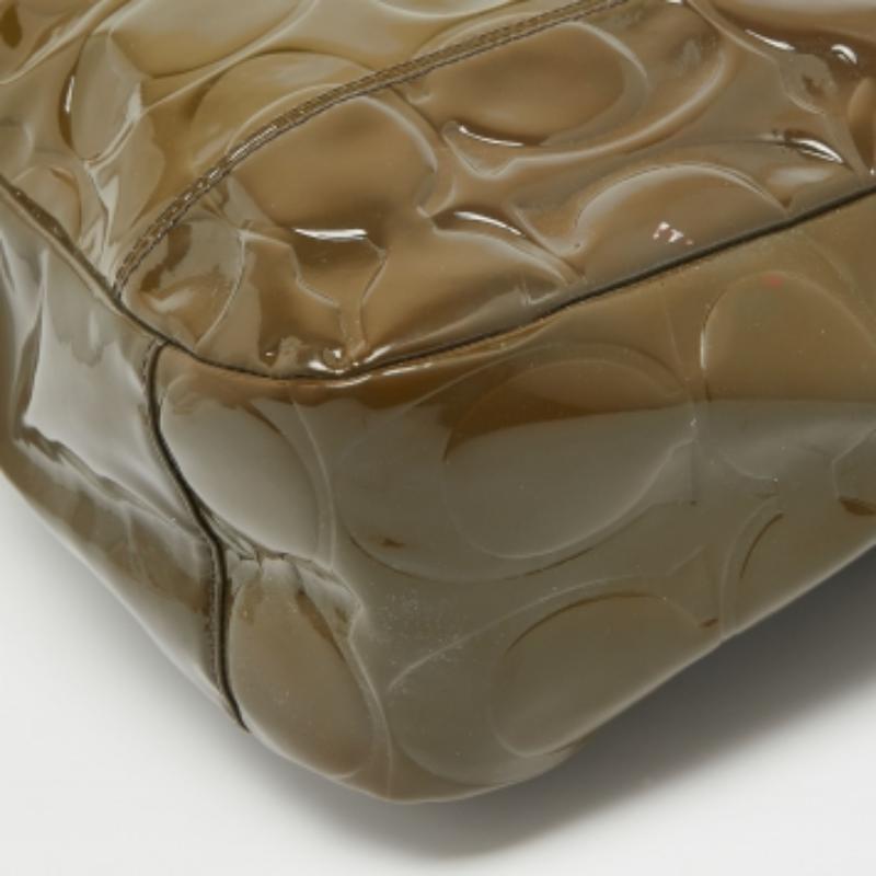 Bolso Coach verde oliva Op Art en charol estampado East West Gallery Tote en Bastante bueno estado para la venta en Dubai, Al Qouz 2