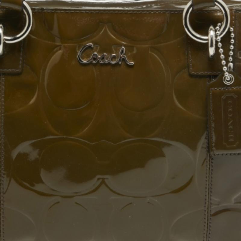 Bolso Coach verde oliva Op Art en charol estampado East West Gallery Tote en venta 3