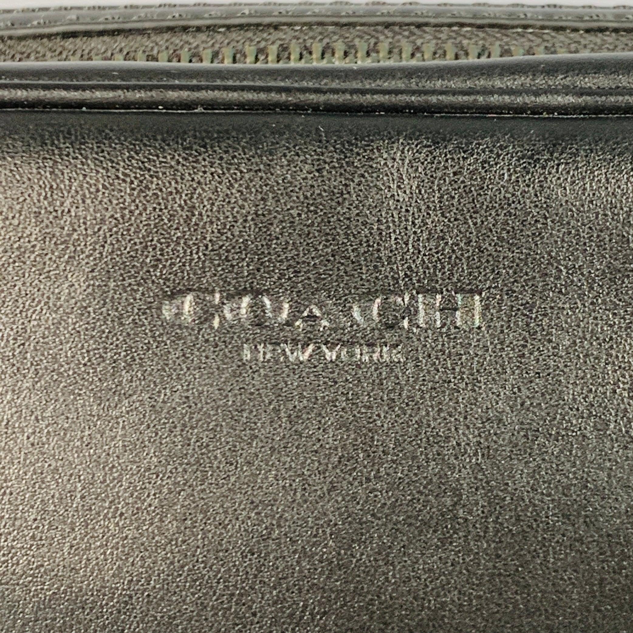 Borsa da bagno COACH
in pelle nera con fodera con marchio NYC, tracolla e chiusura a zip. Nuovo con etichetta. 

Contrassegnato:   E2244 2836 

Misure: 
  Lunghezza: 10,25 pollici Larghezza: 3,5 pollici Altezza: 5,75 pollici 
  
  
 
Riferimento