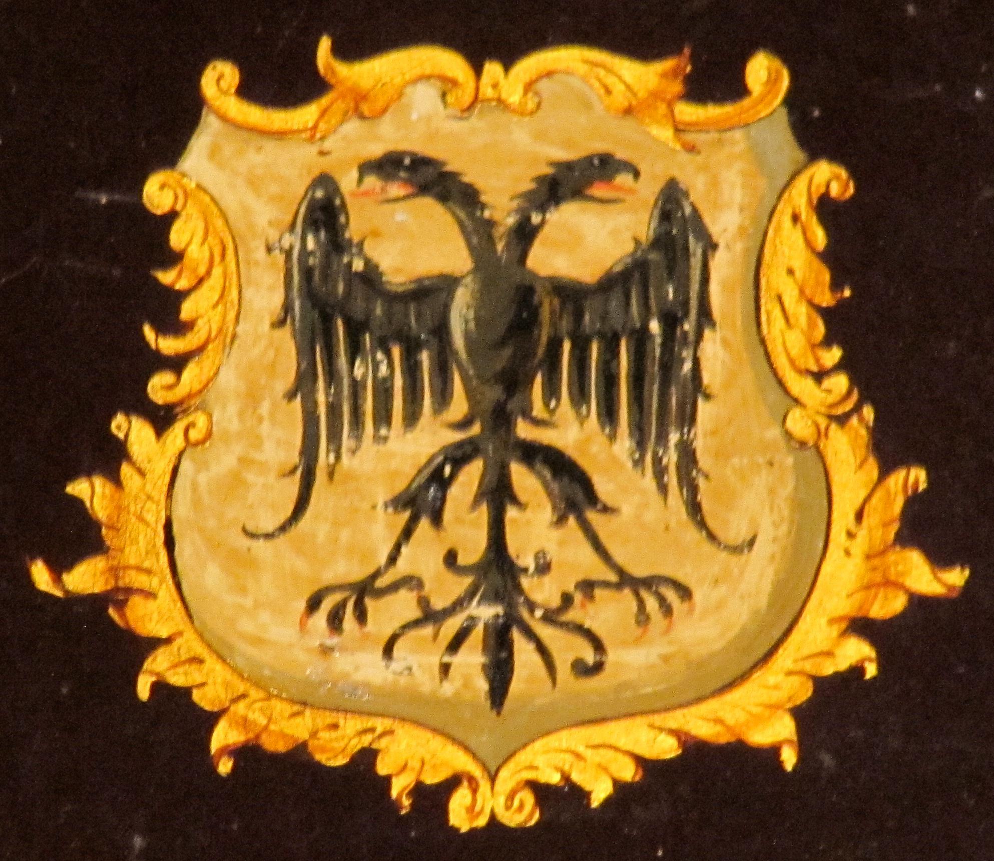 Nur wenige Wagentafeln haben überlebt. Dies ist ein auffälliges Beispiel mit dem doppelköpfigen Adler, dem vergoldeten Wappen und dem weinroten Hintergrund.  

Das Wappen von Bouverie, ursprünglich Des Bouverie, Earls of Radnor, das dem Wappen von