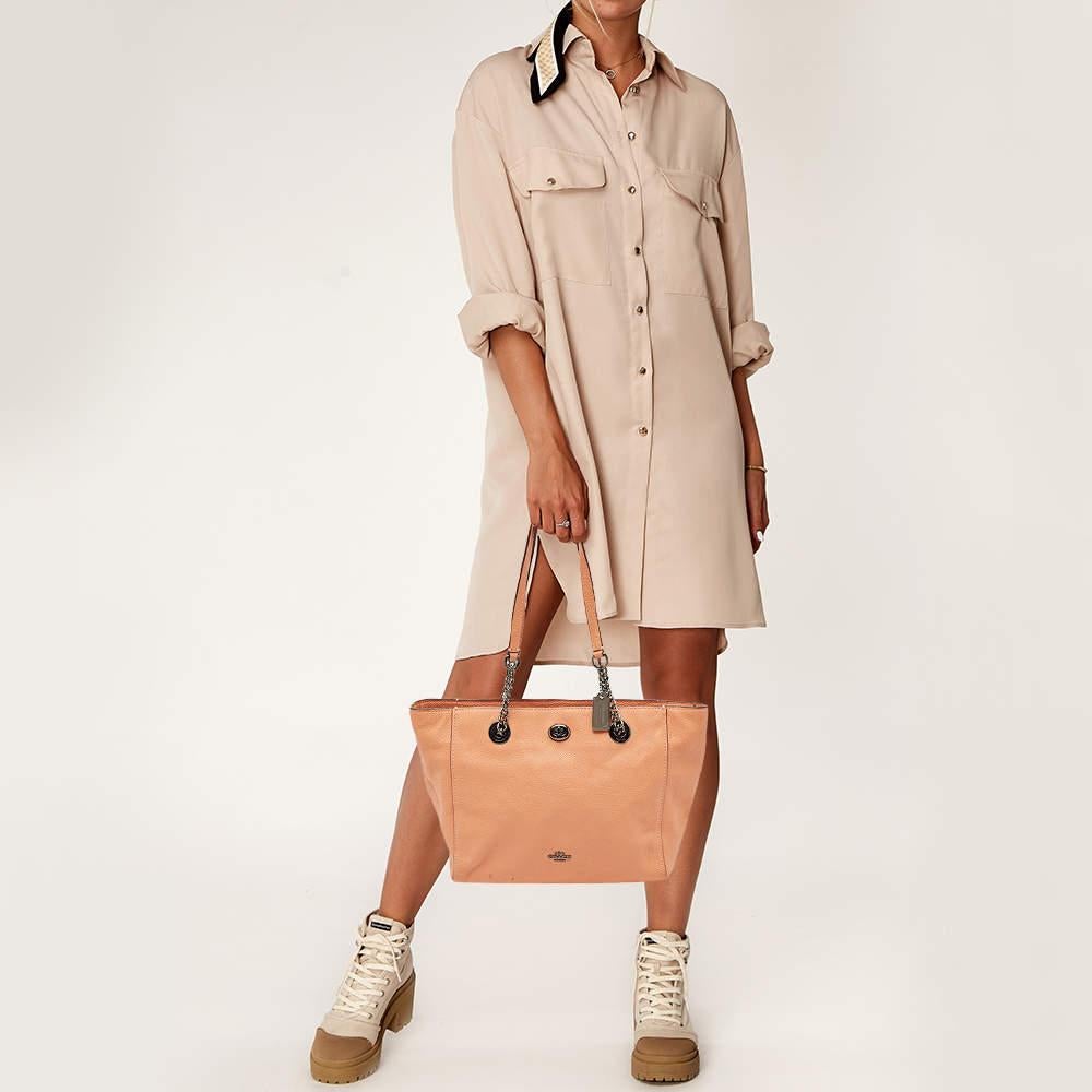 This alluring tote bag for women has been designed to assist you on any day. Convenient to carry and fashionably designed the tote is cut with skill and sewn into a great shape. It is well equipped to be a reliable accessory.