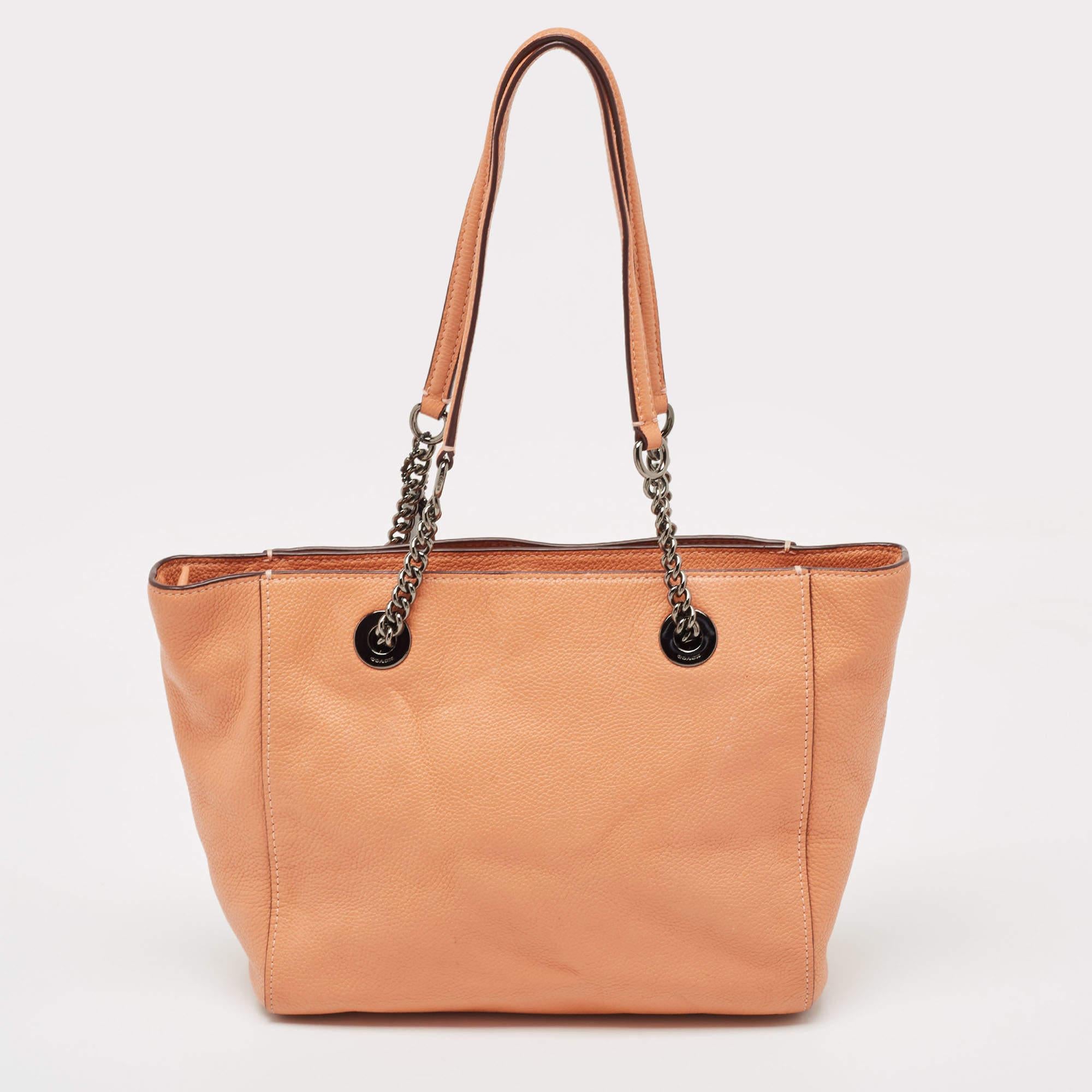 Coach Peach Leather Turnlock Chain Tote In Good Condition For Sale In Dubai, Al Qouz 2